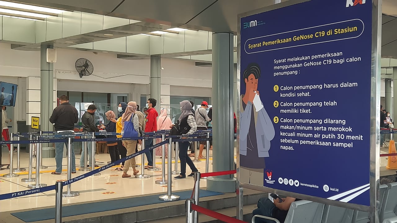 Suasana di Stasiun Senen