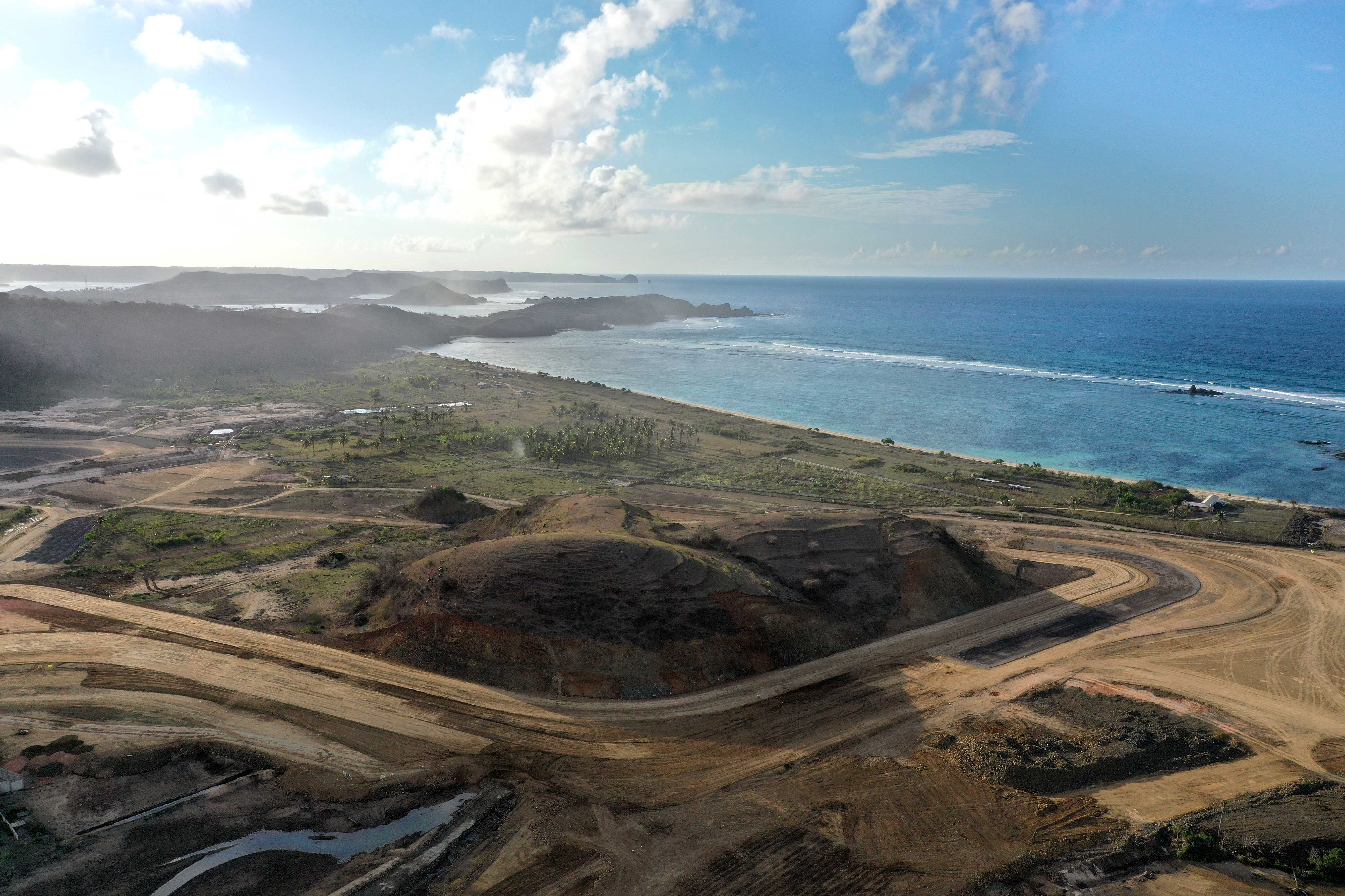 Perkembangan proyek Sirkuit Mandalika  melalui foto udara di Mandalika, Nusa Tenggara Barat, Minggu (27/9)