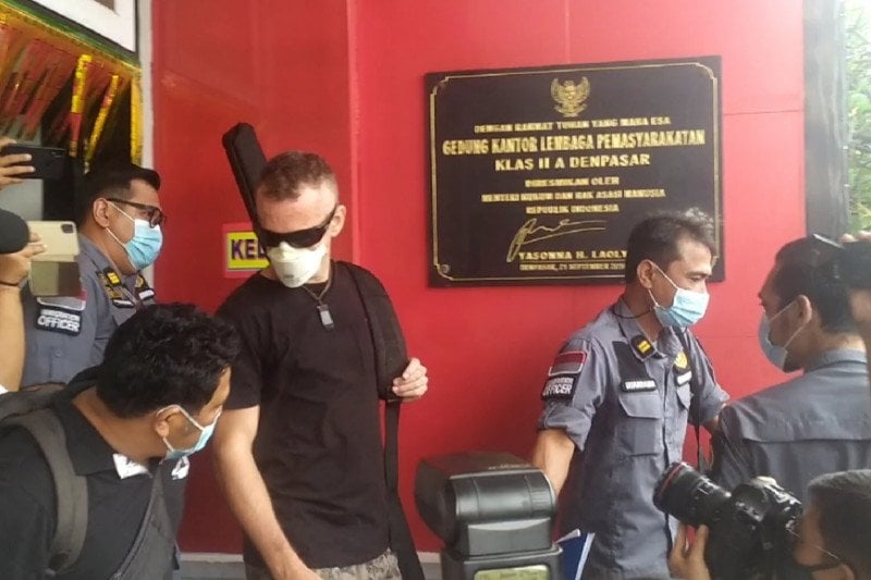 David James Taylor keluar dari Lapas Kerobokan menuju mobil Imigrasi Ngurah Rai, Badung, Kamis, (11/2).