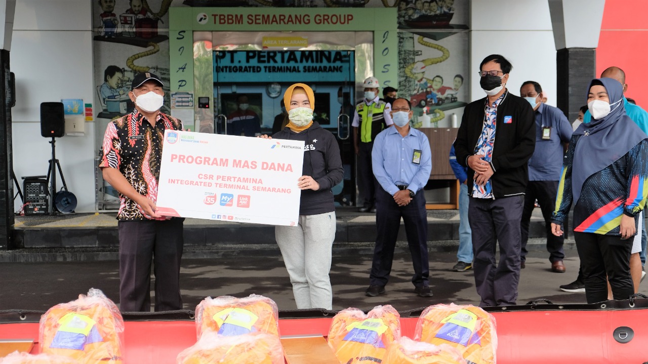 Dirut Pertamina Nicke Widyawati serahkan program CSR peduli bencana di Semarang, Jateng
