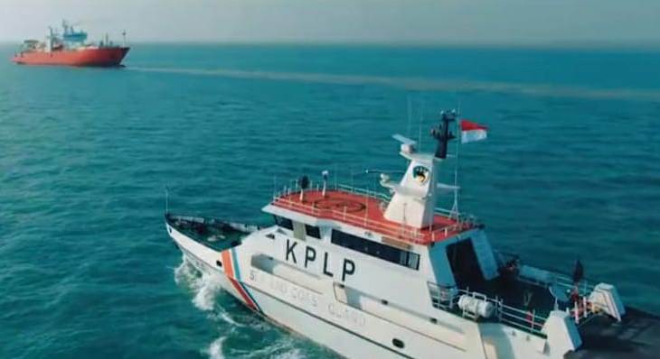 Kesatuan Penjagaan Laut dan Pantai (KPLP) berpatroli untuk melakukan pengawasan dan penjagaan.