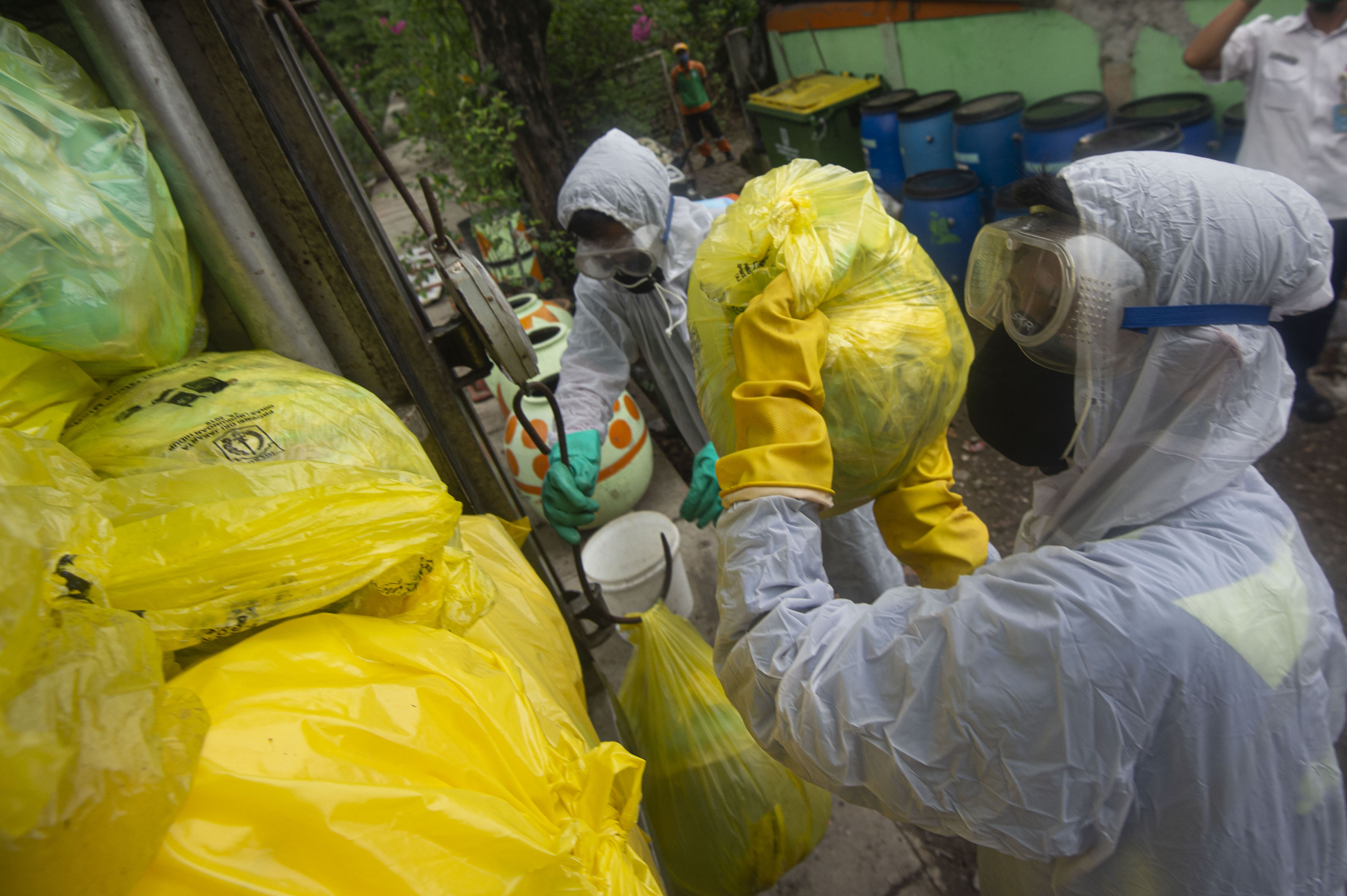 Petugas mengangkut plastik berisi limbah masker masyarakat untuk dimusnahkan