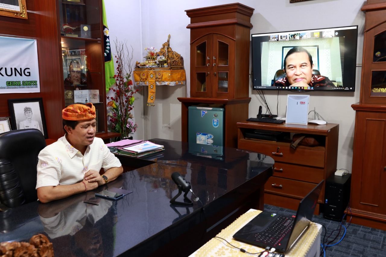 Bupati Klungkung I Nyoman Suwirta saat menjadi salah satu narasumber dalam acara Talk with Arvin.