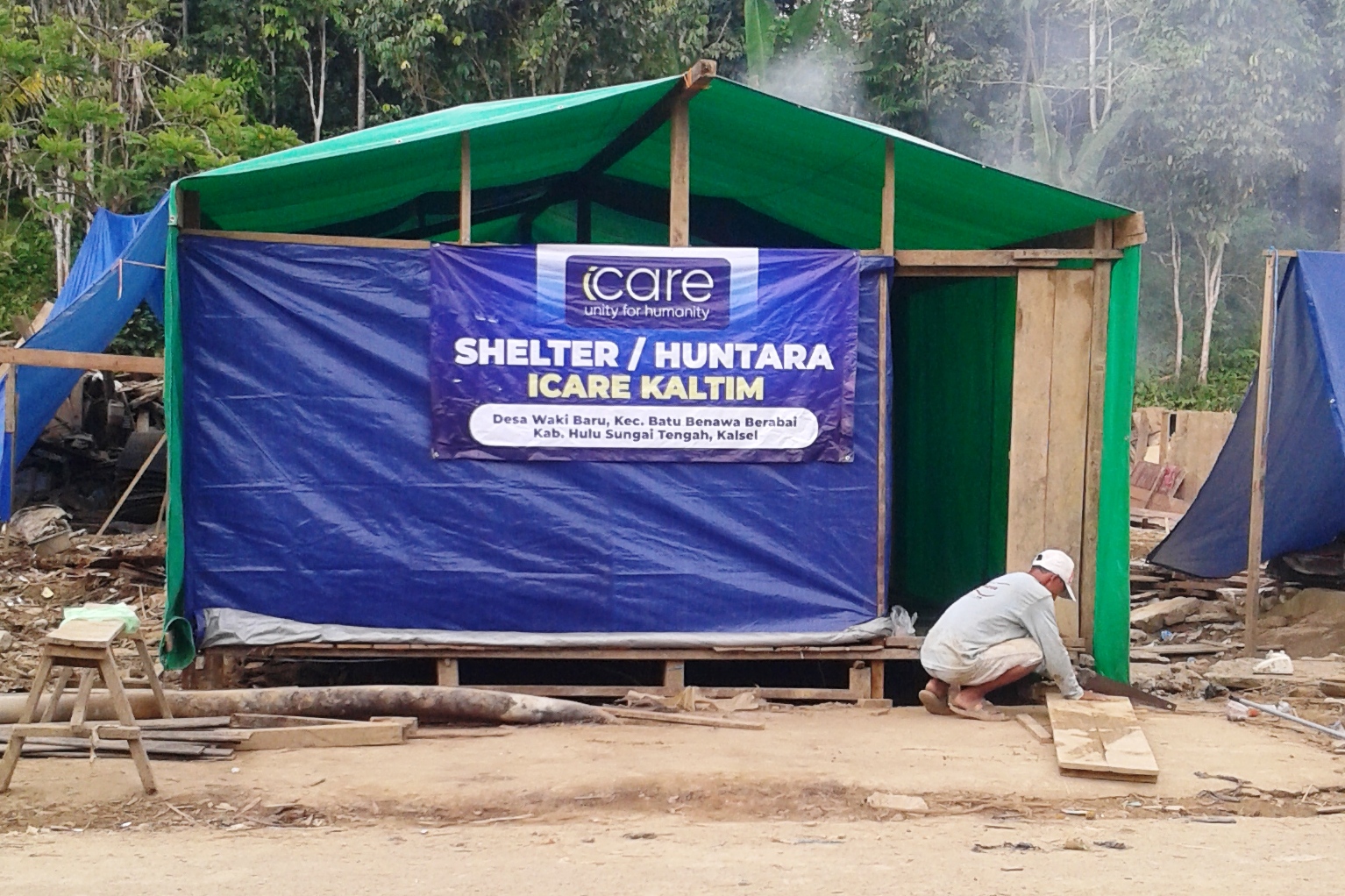 Ribuan warga korban banjir masih mengungsi dan terpaksa tinggal di hunian sementara yang dibangun para relawan.
