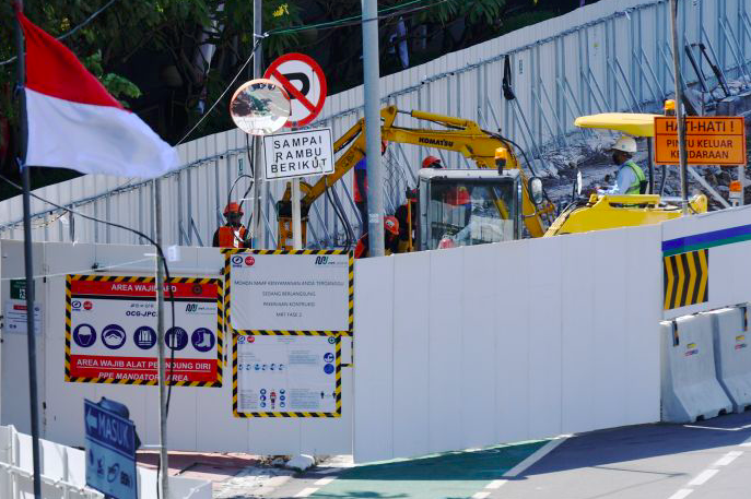 Pekerja berada di area proyek pengerjaan MRT fase 2 di Jalan MH Thamrin, Jakarta.
