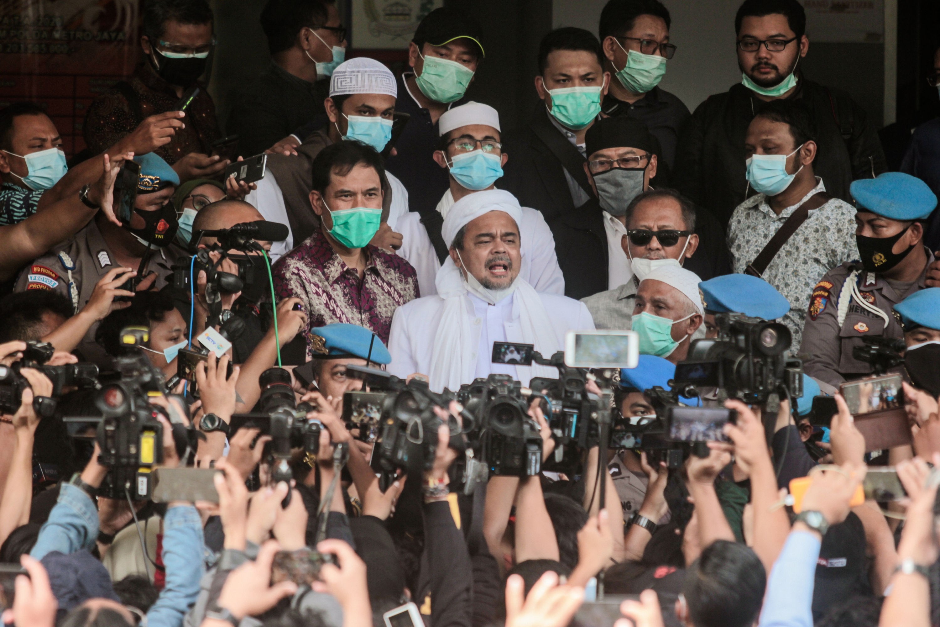 Rizieq Shihab saat akan menjalani pemeriksaan di Polda Metro Jaya, Jakarta, Sabtu (12/12/2020).