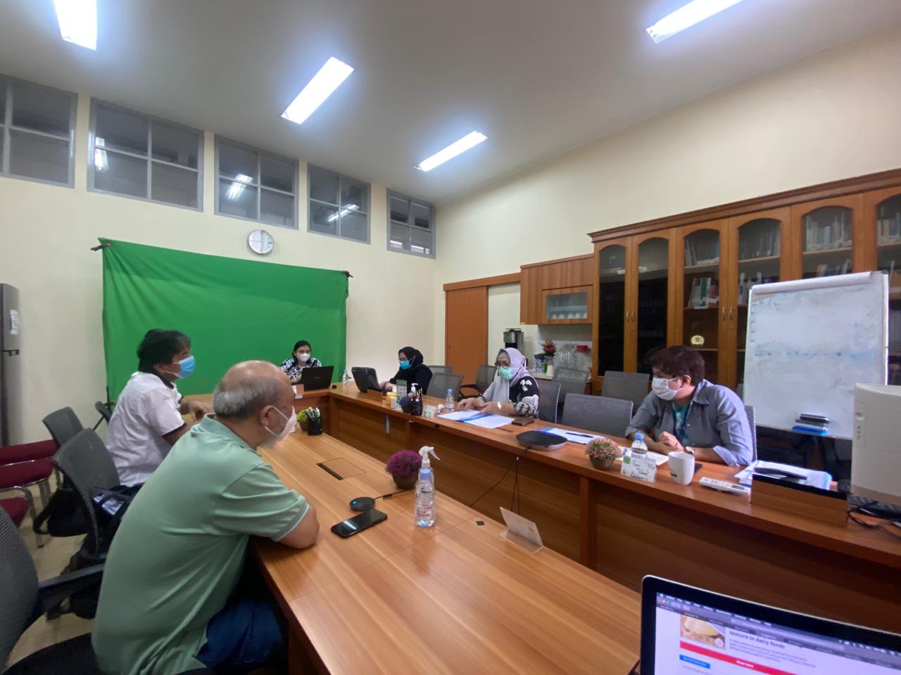 Ketua JPKL Roso Daras (Baju putih) sedang memaparkan bahaya BPA