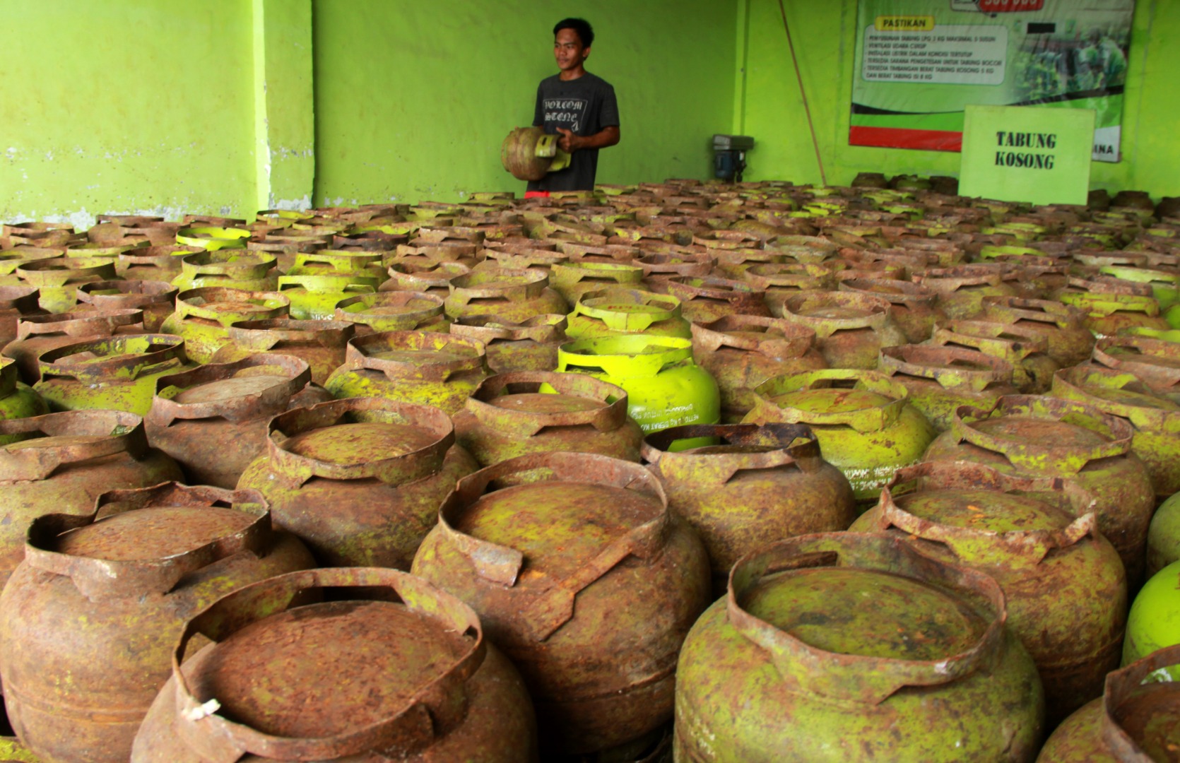 Pegawai menyusun gas melon 3 kg