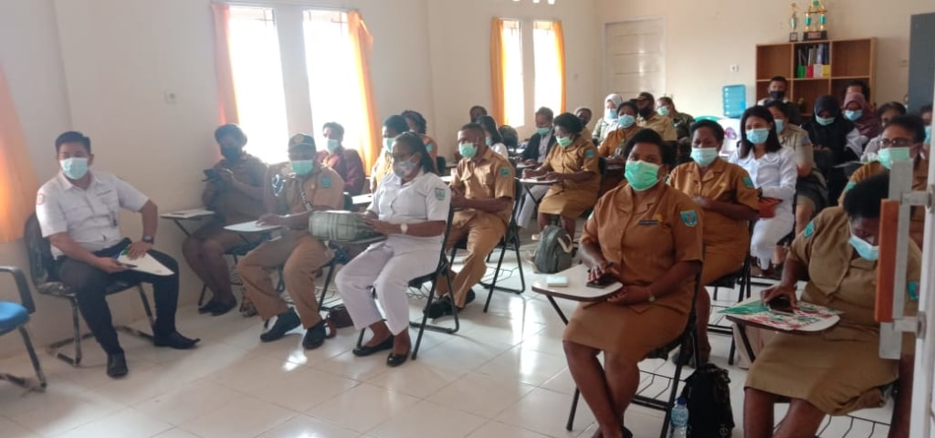Para tenaga kesehatan di Kabupaten Maybrat mendengarkan sosialisasi vaksinasi di Aula Kantor Dinas Kesehatan, setempat, Selasa (9/2/2021)