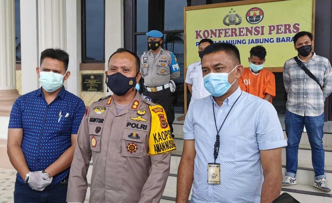 Kapolres Tanjungjabung Barat, Polda Jambi, AKBP Guntur Saputro (tengah) mendapat penghargaan dari Kementerian Kelautan dan Perikanan.