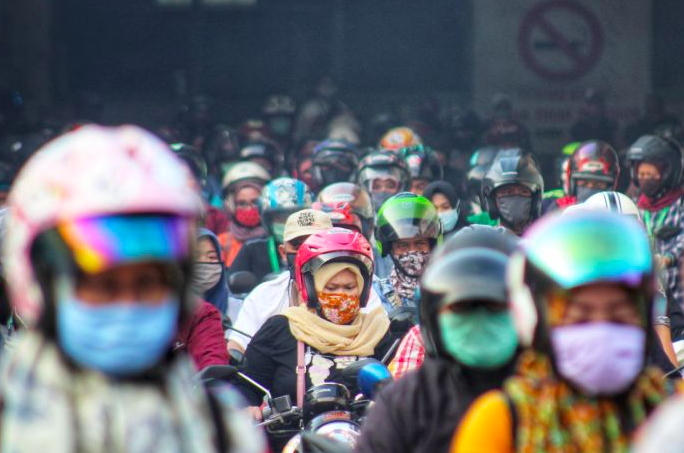 Ilustrasi - Warga yang melintas di Kalibata