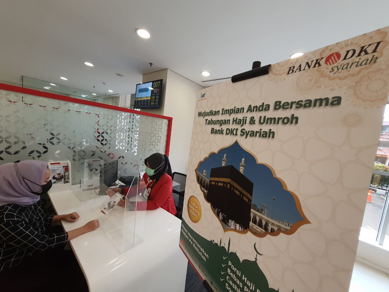 Unit Usaha Syariah Bank DKI raih penghargaan. 