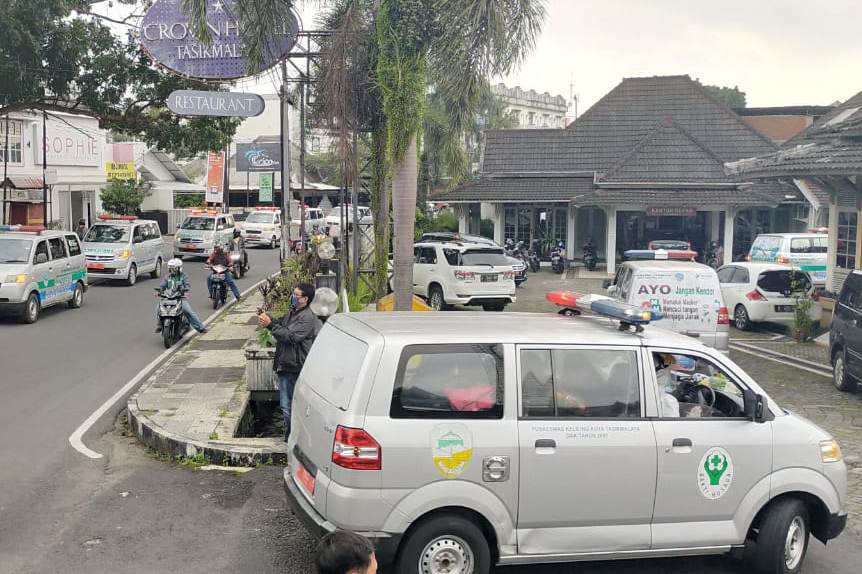 Sejumlah ambulans beriringan di Jalan REMartadinata, Kecamatan Cipedes, Kota Tasikmalaya, Jawa Barat, memasuki halaman Hotel Crown.