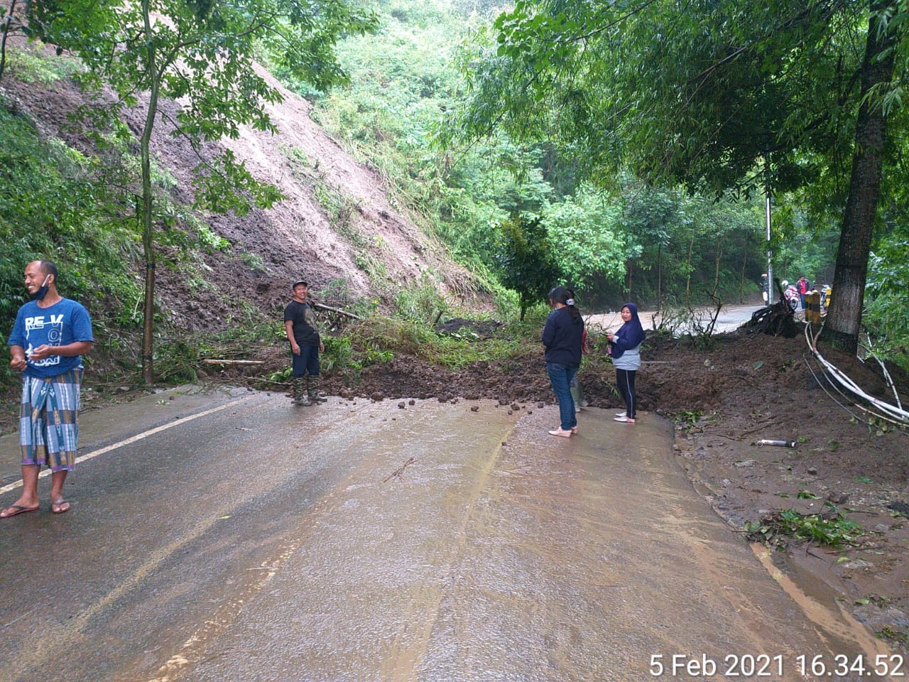 Lokasi tanah longsor yang menutup jalan akses Kota Batu-Kecamatan Pujon, Kabupaten Malang atau Jalur Payung, Jumat (5/2).