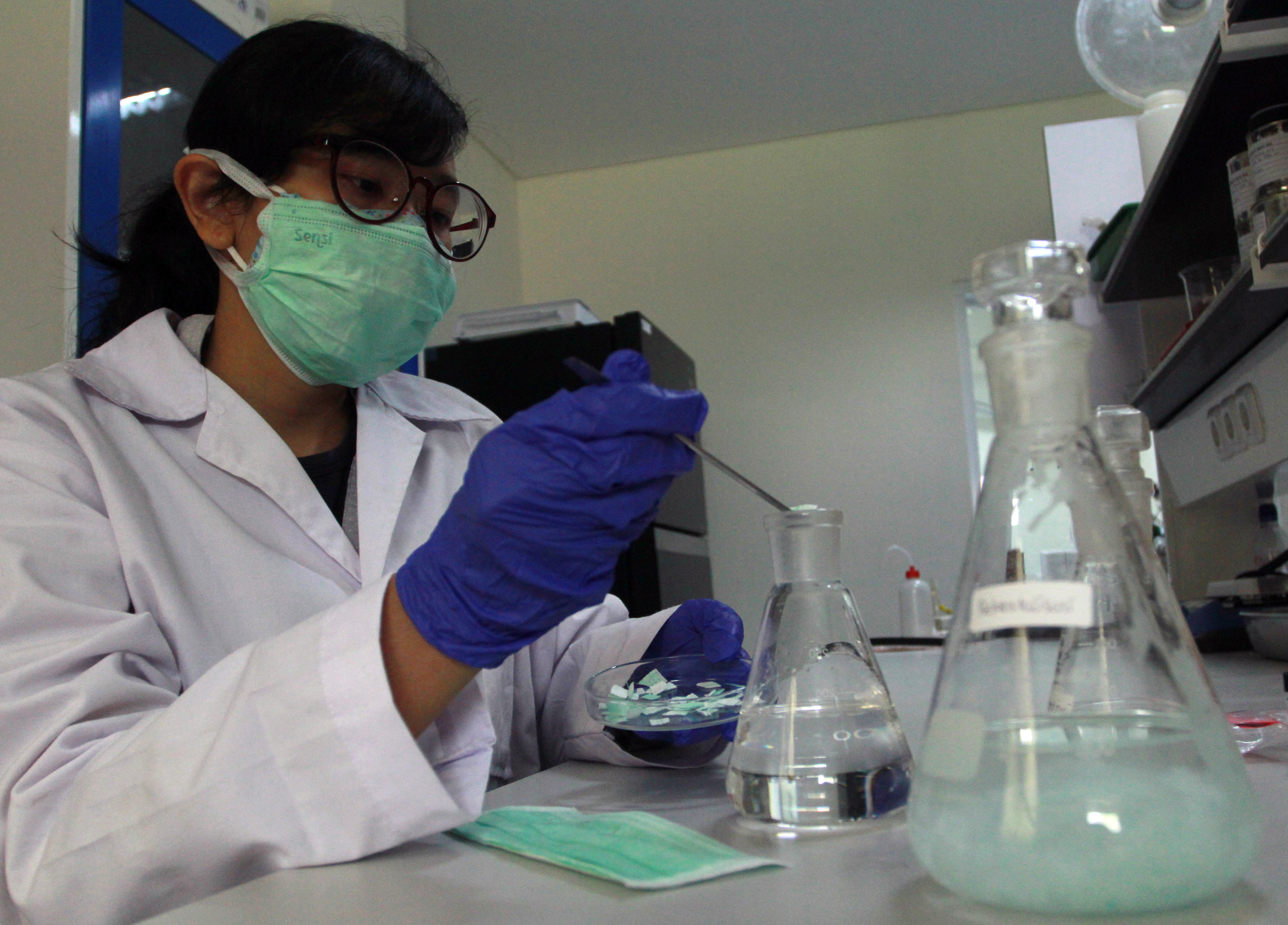 Peneliti dari Pusat Penelitian Kiia LIPI mengembangkan metode daur ulang limbah medis plastik dengan kristalisasi di Lab Kimia Puspiptek 