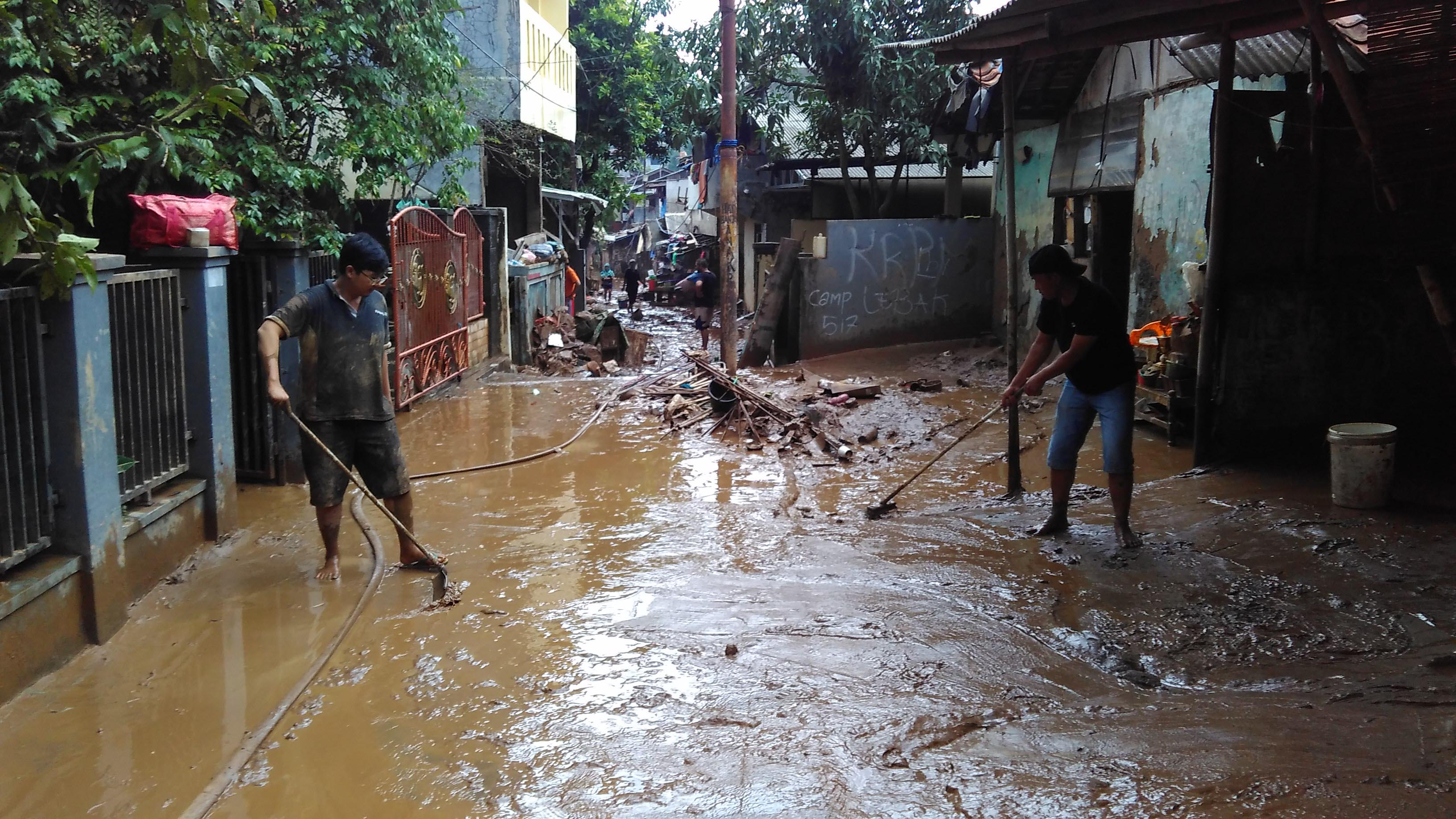 Dampak banjir akibat luapan Sungai Ciliwung di Pejaten Timur, Jakarta