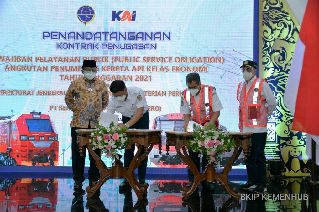    Menteri Perhubungan (Menhub) Budi Karya Sumadi (kanan).