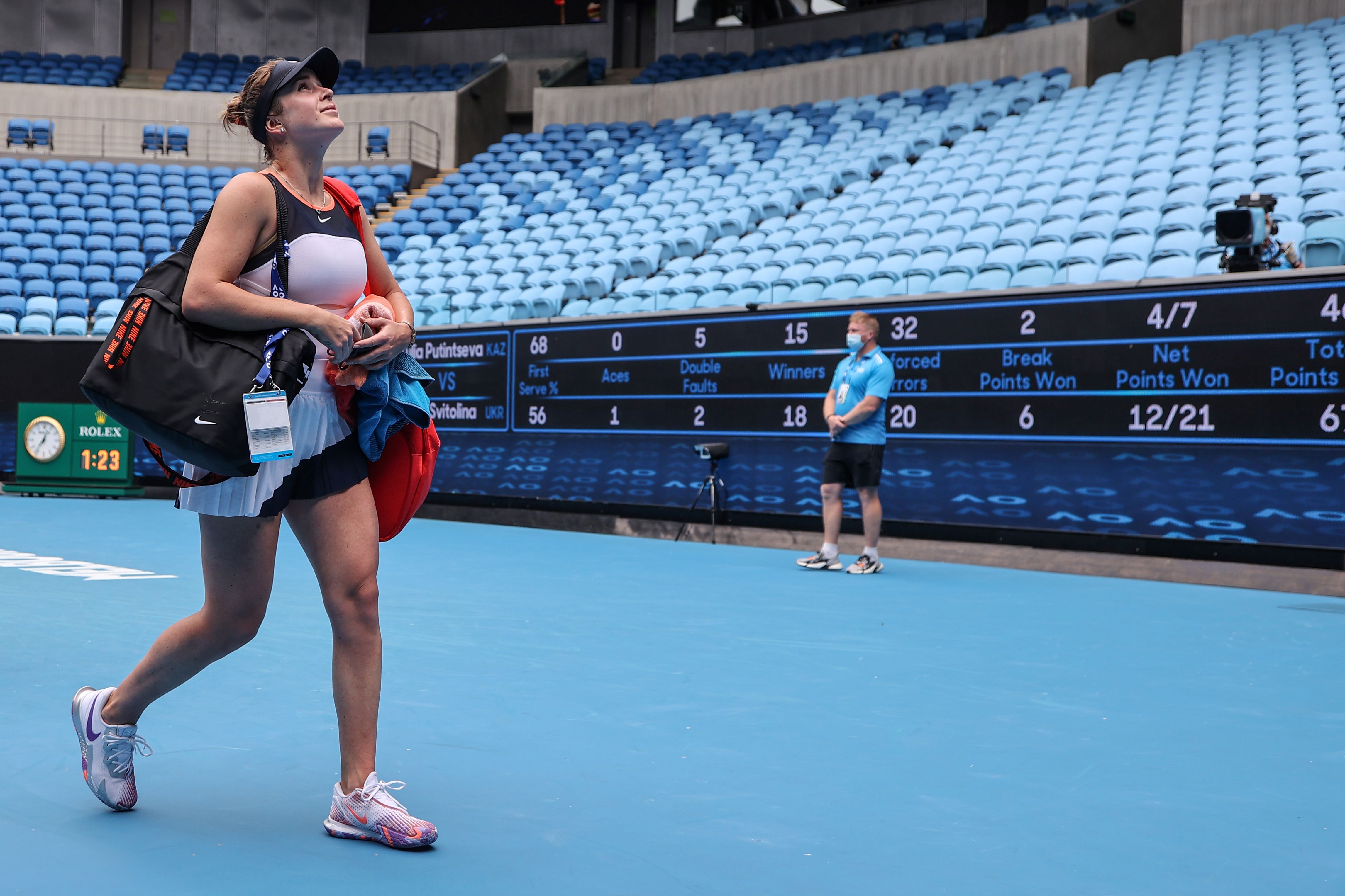 Petenis Ukraina, Elina Svitolina, meninggalkan lapangan setelah mengalahkan Yulia Putintseva dari Kazakhstan. 