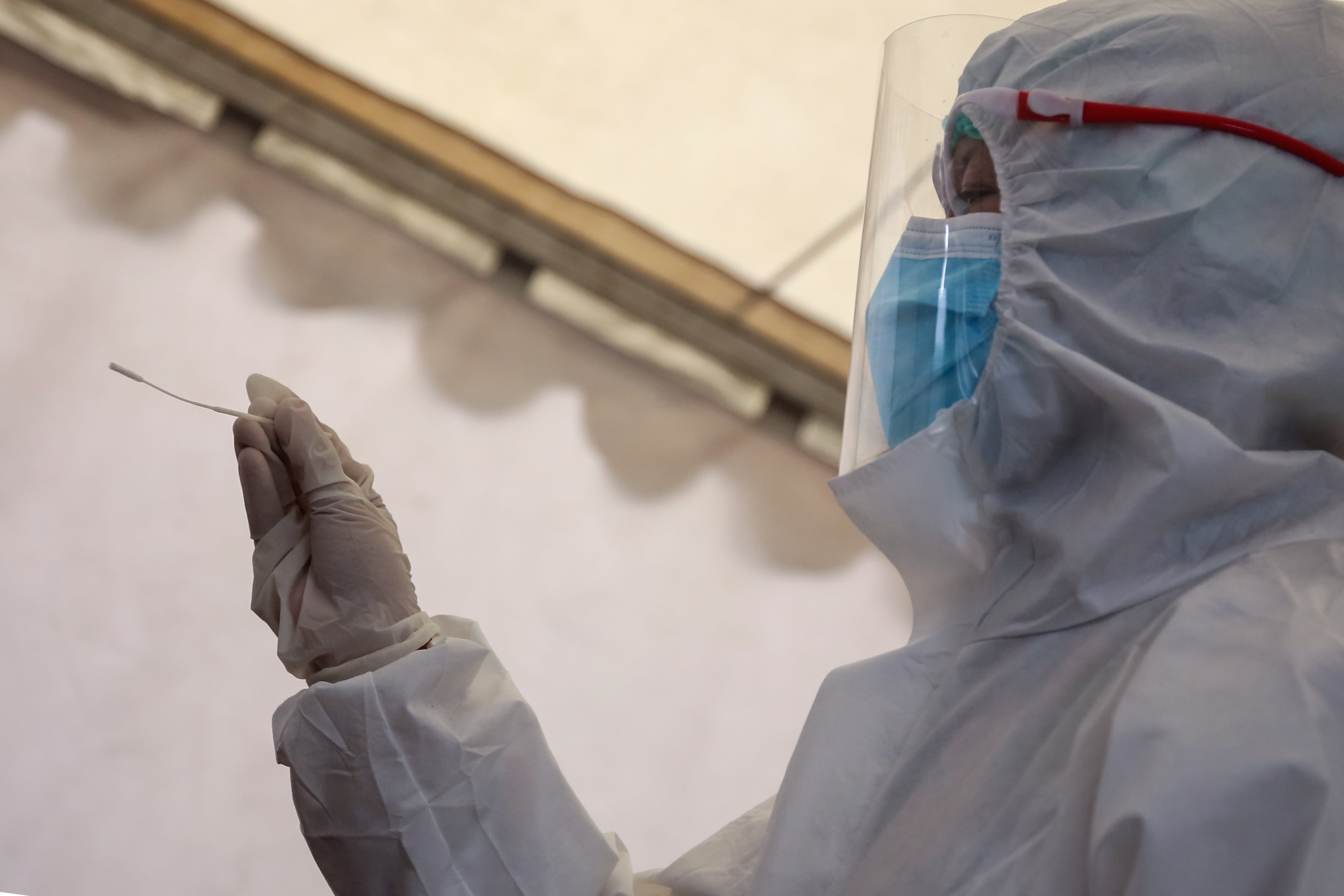 Tenaga kesehatan menyiapkan alat untuk melakukan Swab Antigen