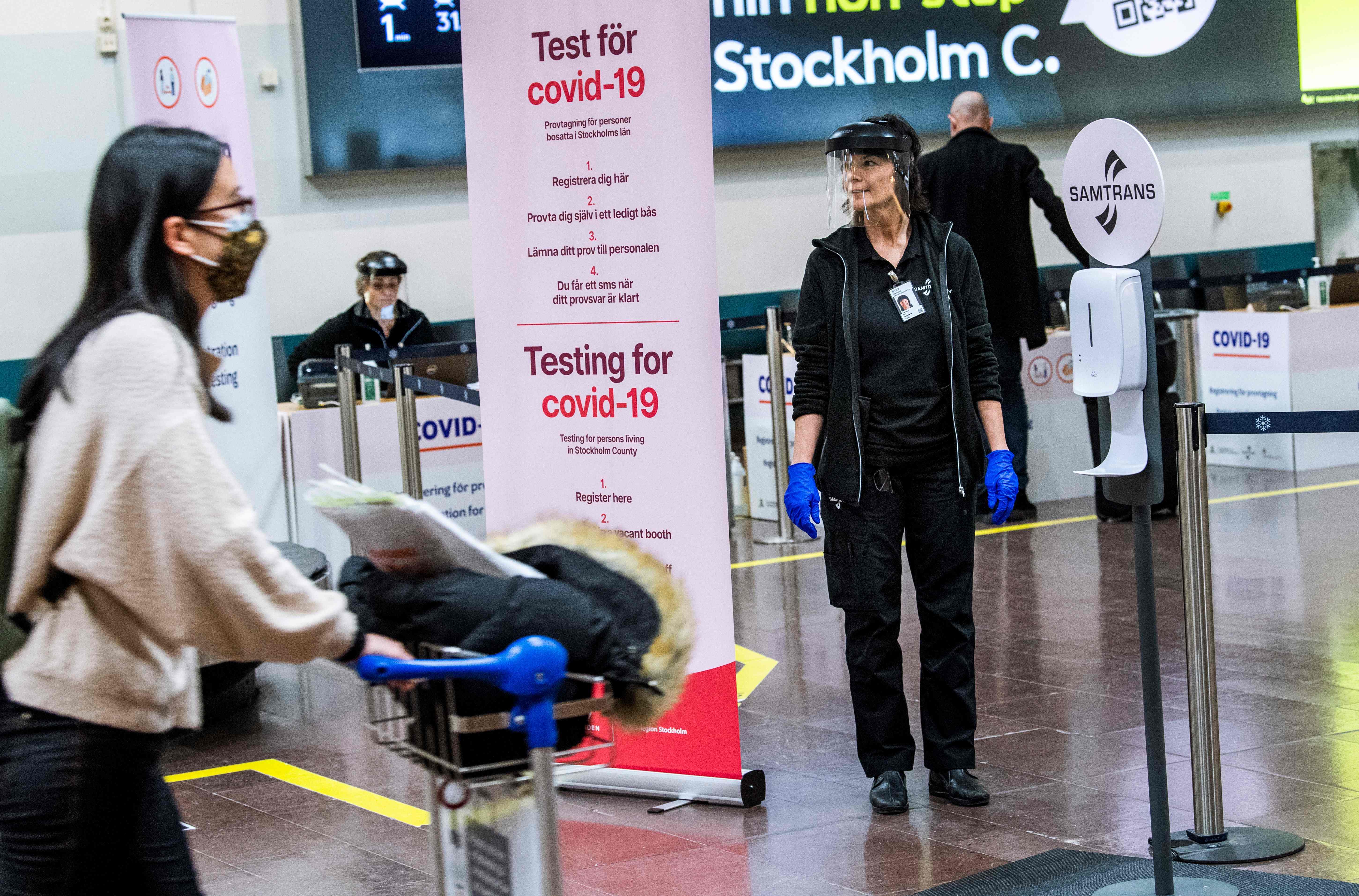 Petugas di Bandara Arlanda Stockholm, Swedia melakukan uji acak tes covid-19 yang tiba di Swedia yang kini menerapkan pembatasan ketat.