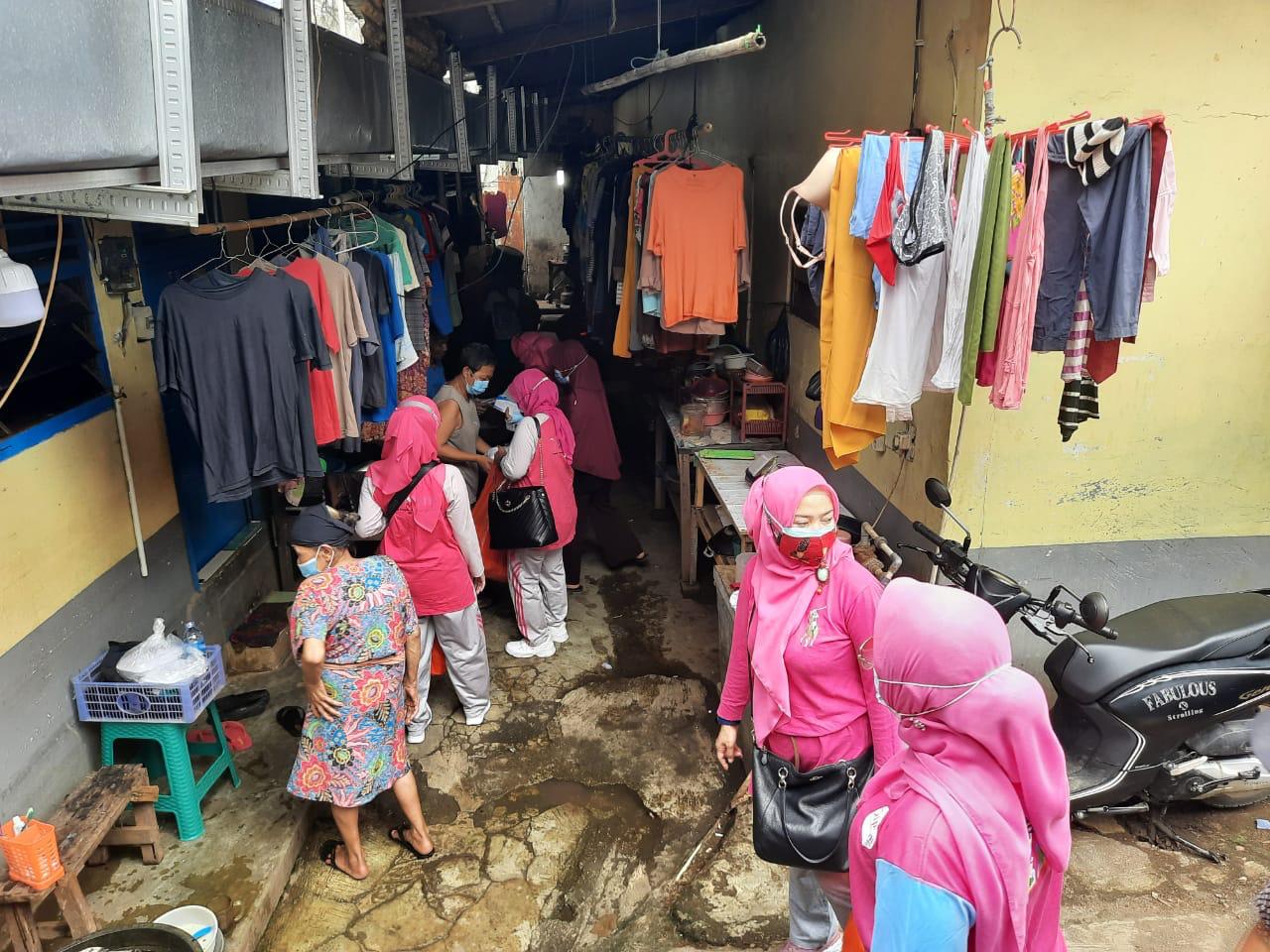 Aksi sosial Ikatan Pengusaha Muslimah Indonesia membantu korban banjir di Jaksel, Selasa (24/2)