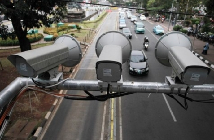 Ilustrasi -- Kamera pengawas atau Closed Circuit Television (CCTV) terpasang di JPO Jalan Medan Merdeka Barat, Jakarta.