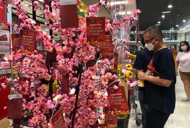 Aksesoris bertema perayaan tahun baru Imlek di pusat perbelanjaan Tangerang, Banten, Minggu (31/1).