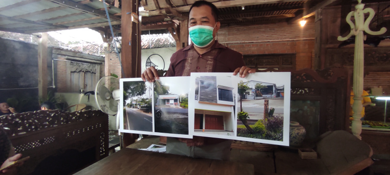 Koordinator MAKI ,Boyamin Saiman memperlihatkan sejumlah dokumen temuan dugaan korupsi Asabri, Kamis (18/2/2021)