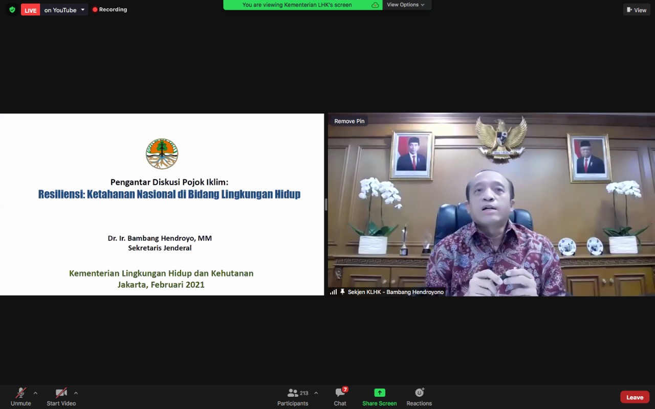  Sekretaris Jenderal LHK, Bambang Hendroyono dalam diskusi Pojok Iklim yang digelar daring, Rabu (10/2).