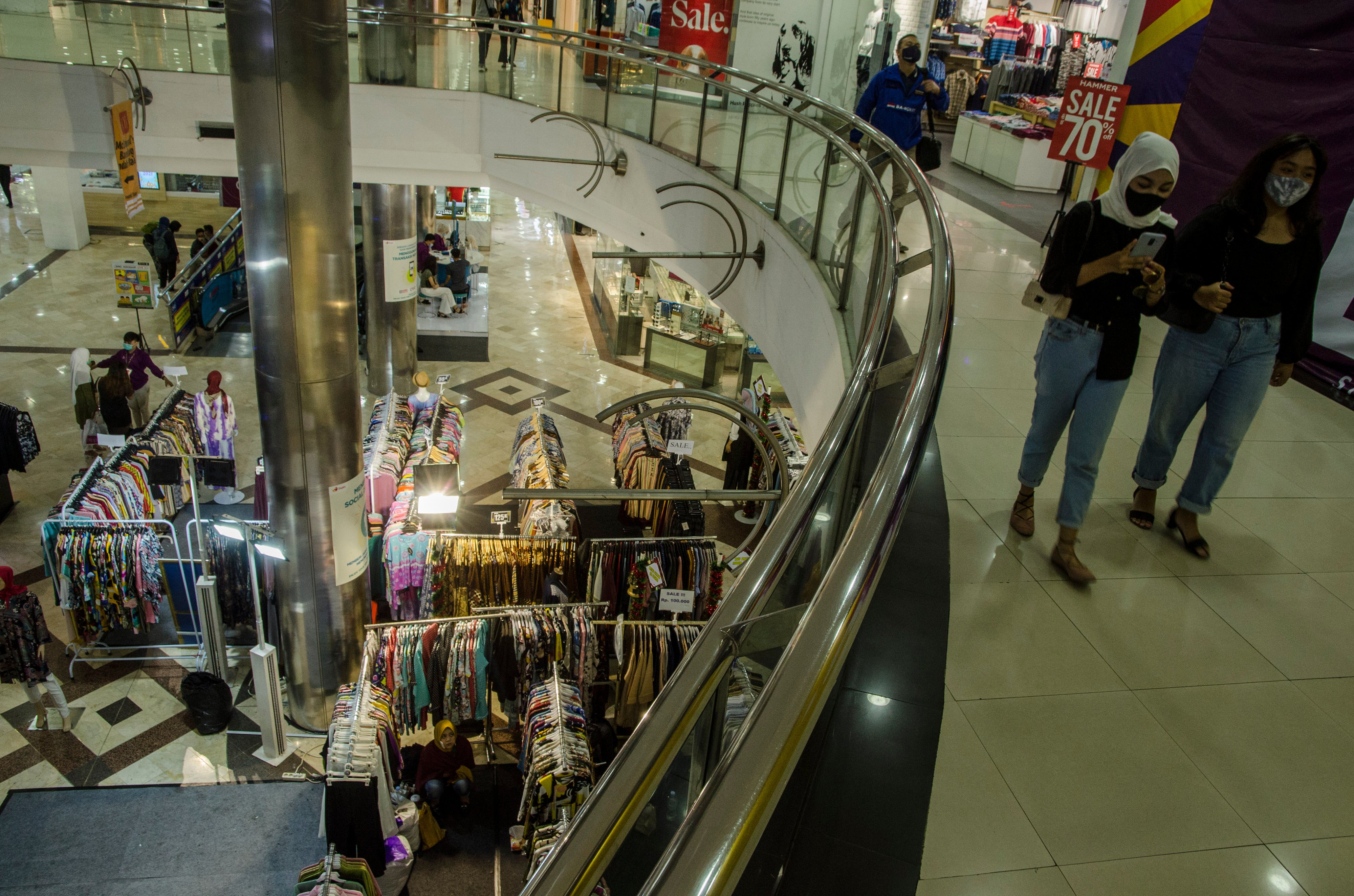 Pengunjung berjalan di salah satu pusat perbelanjaan di Kota Bandung, Jawa Barat.