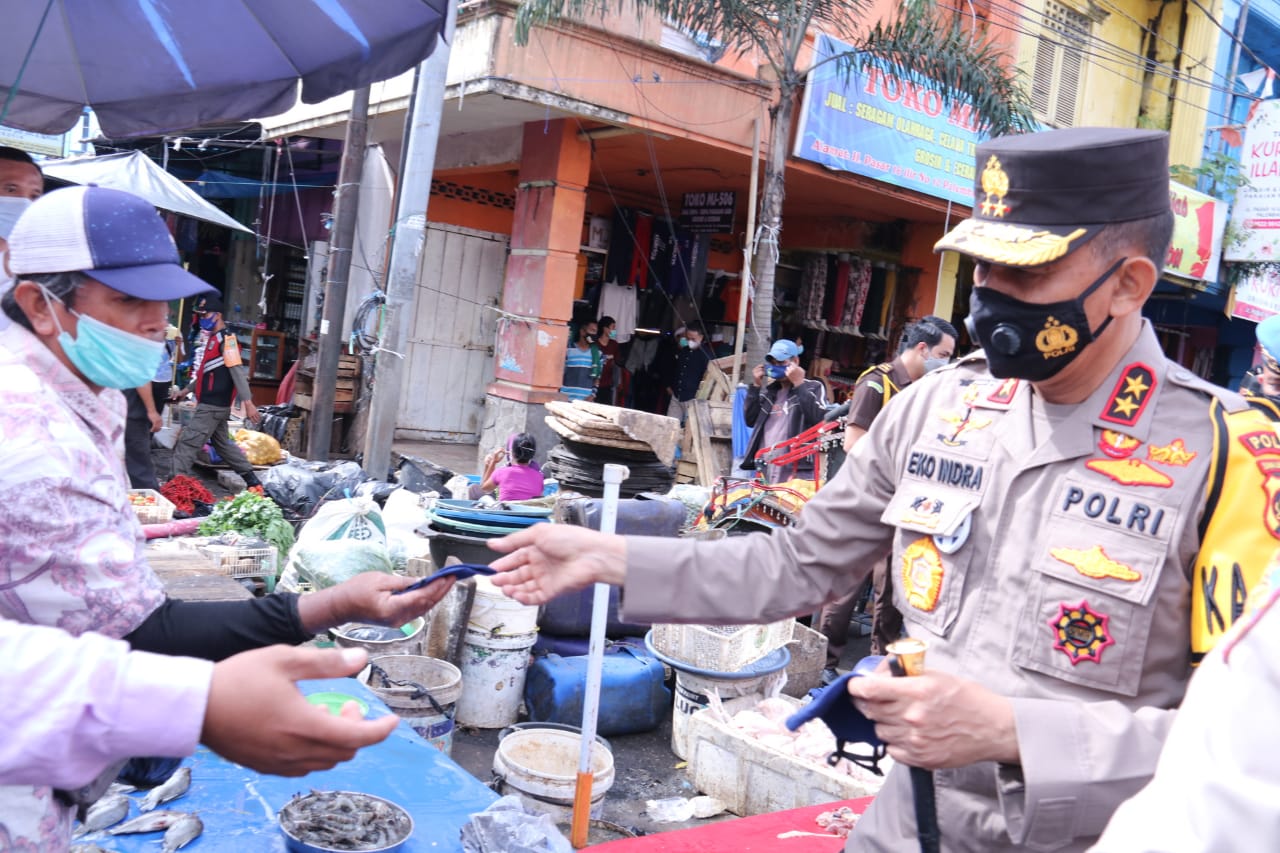 Kegiatan sosialisasi dan pembagian masker di sejumlah titik di pasar tradisional di Kota Palembang, Rabu (3/2/2021)
