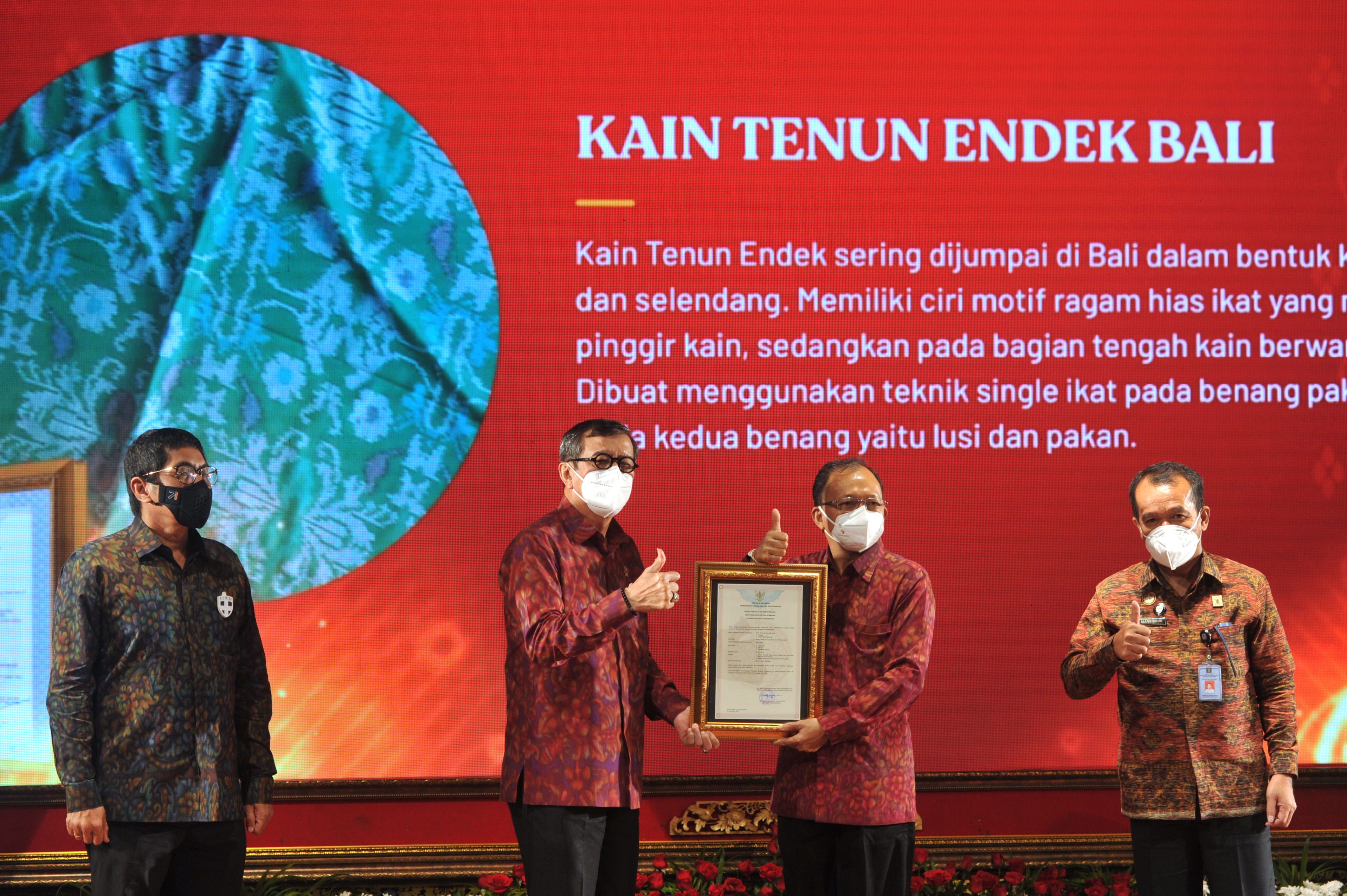 Kain Tenun Endek Bali setiap Selasa wajib digunakan di Bali, terhitung mulai Selasa 23 Februari 2021.