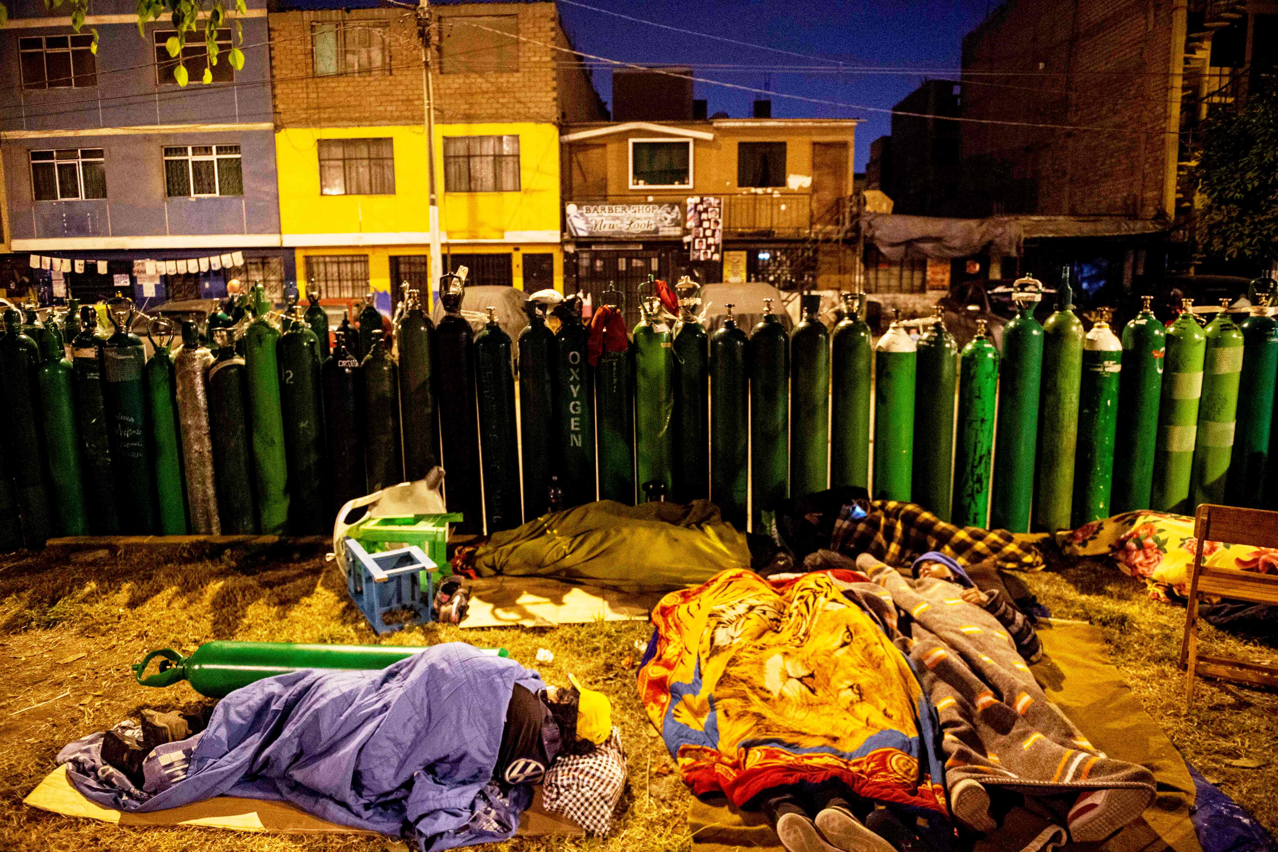 Warga rela menginap di jalanan demi menjaga antrean tabung oksigen.