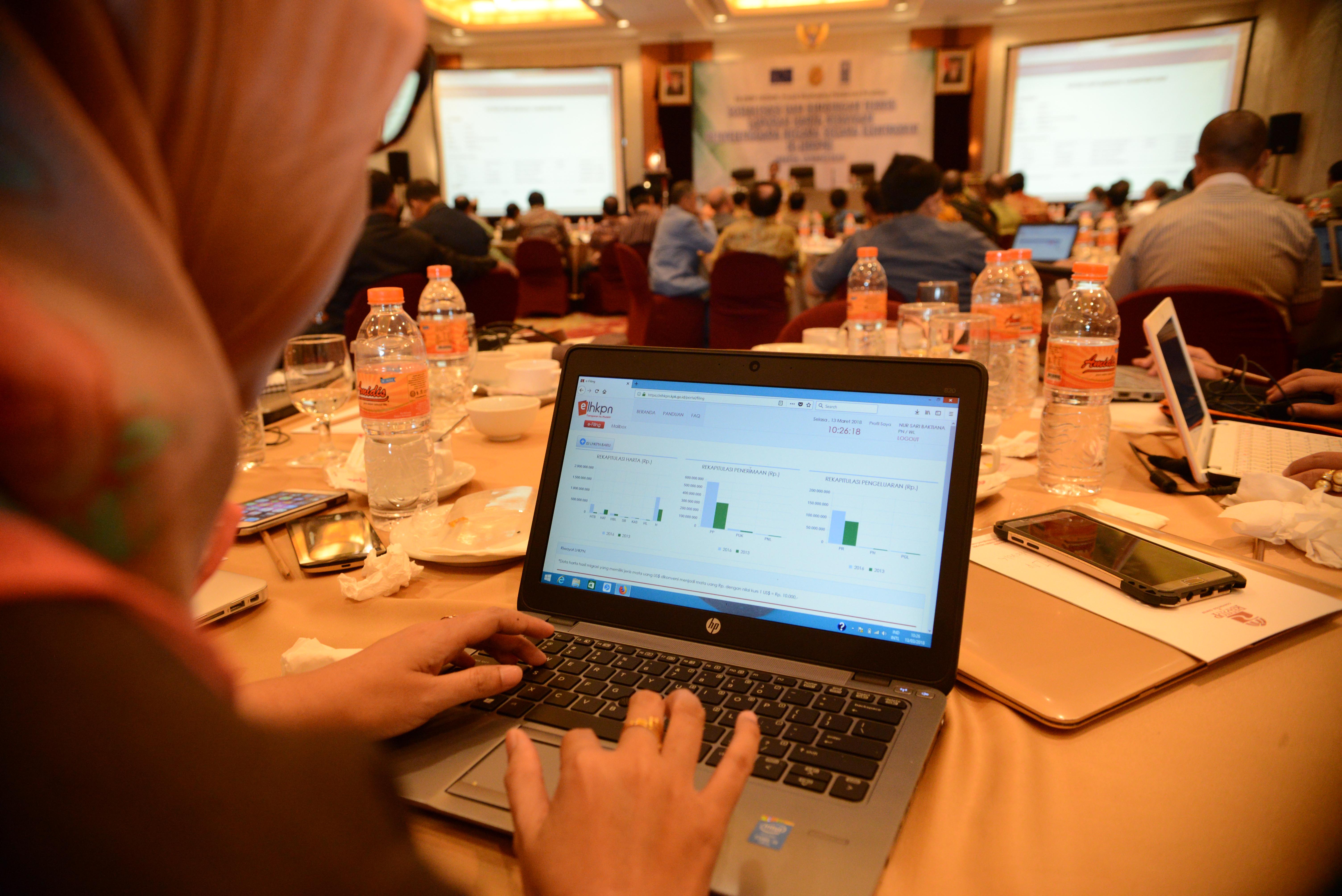  Peserta melakukan pengisan E-LHKPN pada acara Sosialisasi dan Bimbingan Teknis E-LHKPN di Jakarta.