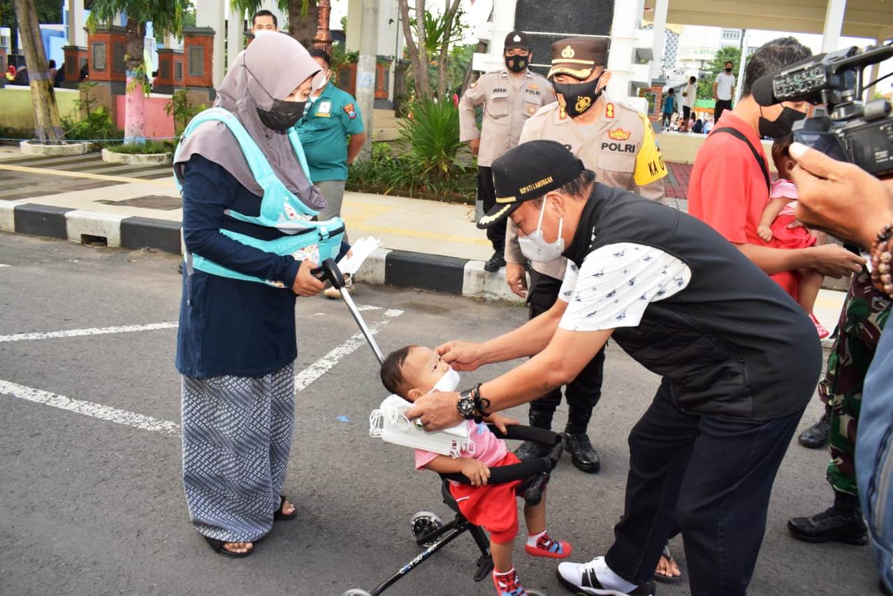 Petugas gabungan merazia masker di sejumlah titik dan pasar tradisional di Lamongan. 