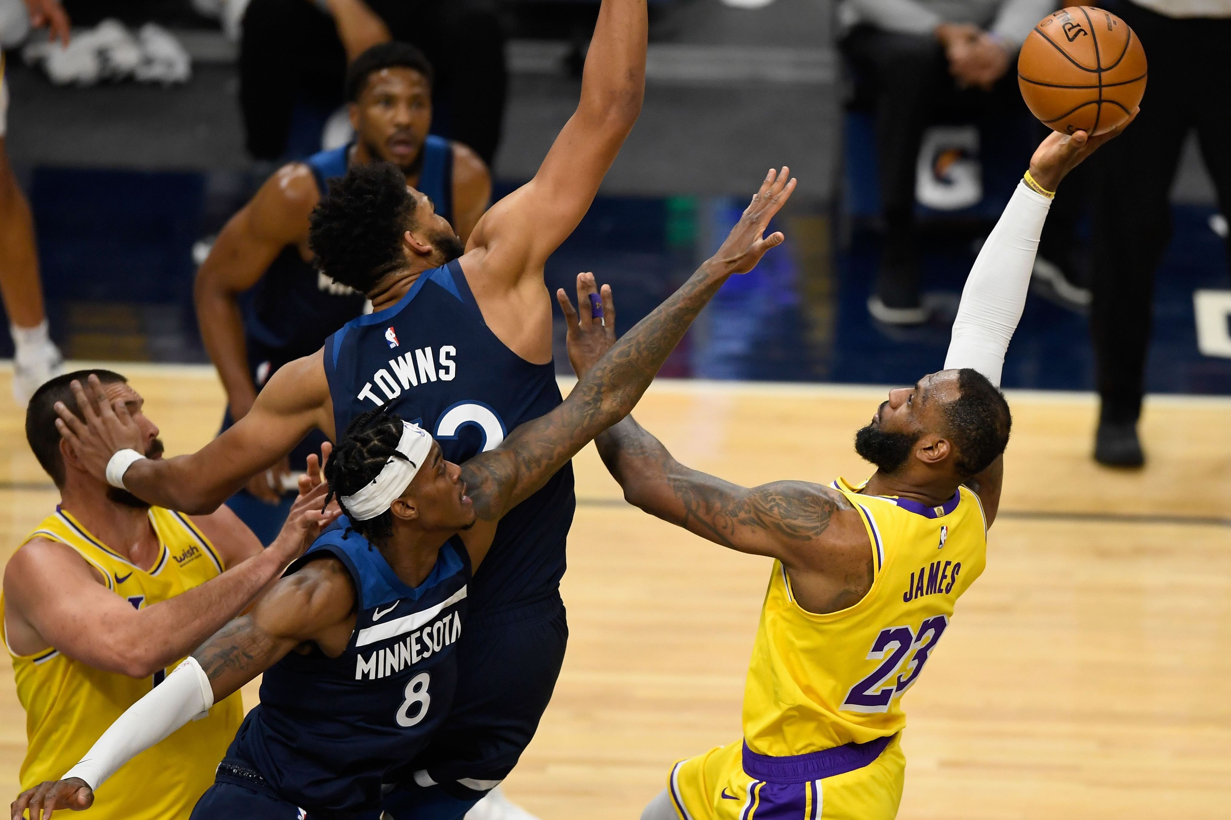 Los Angeles Lakers melawan Minnesota Timberwolves.