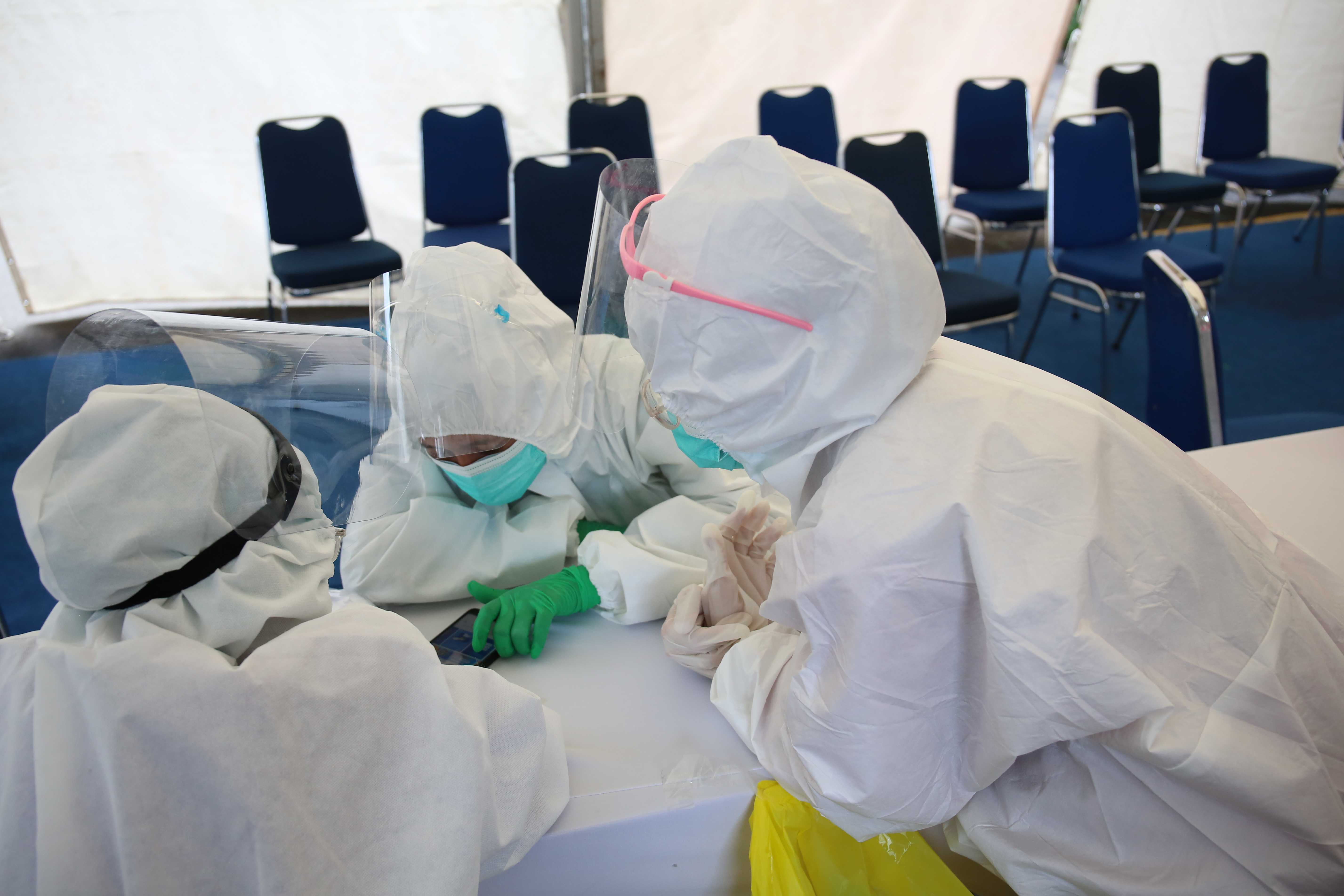 tenaga Kesahatan penanganan Covid-19 mengenakan alat pelindung diri