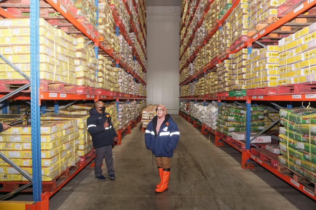 Diana Dewi (kanan) berada di cool storage milik PT SNJ yang berada di Lippo Cikarang, Bekasi, Jawa Barat