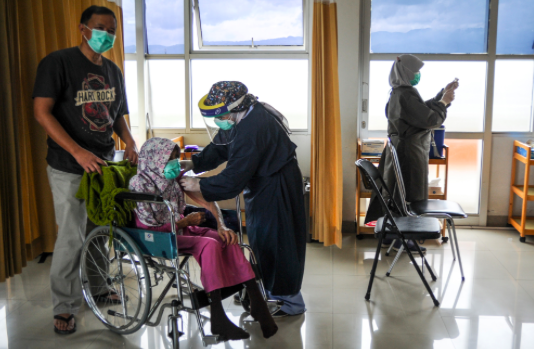 Seorang lansia menjalani penyuntikkan vaksin COVID-19 di Rumah Sakit Al Islam, Bandung, Jawa Barat, Jumat (26/2/2021)
