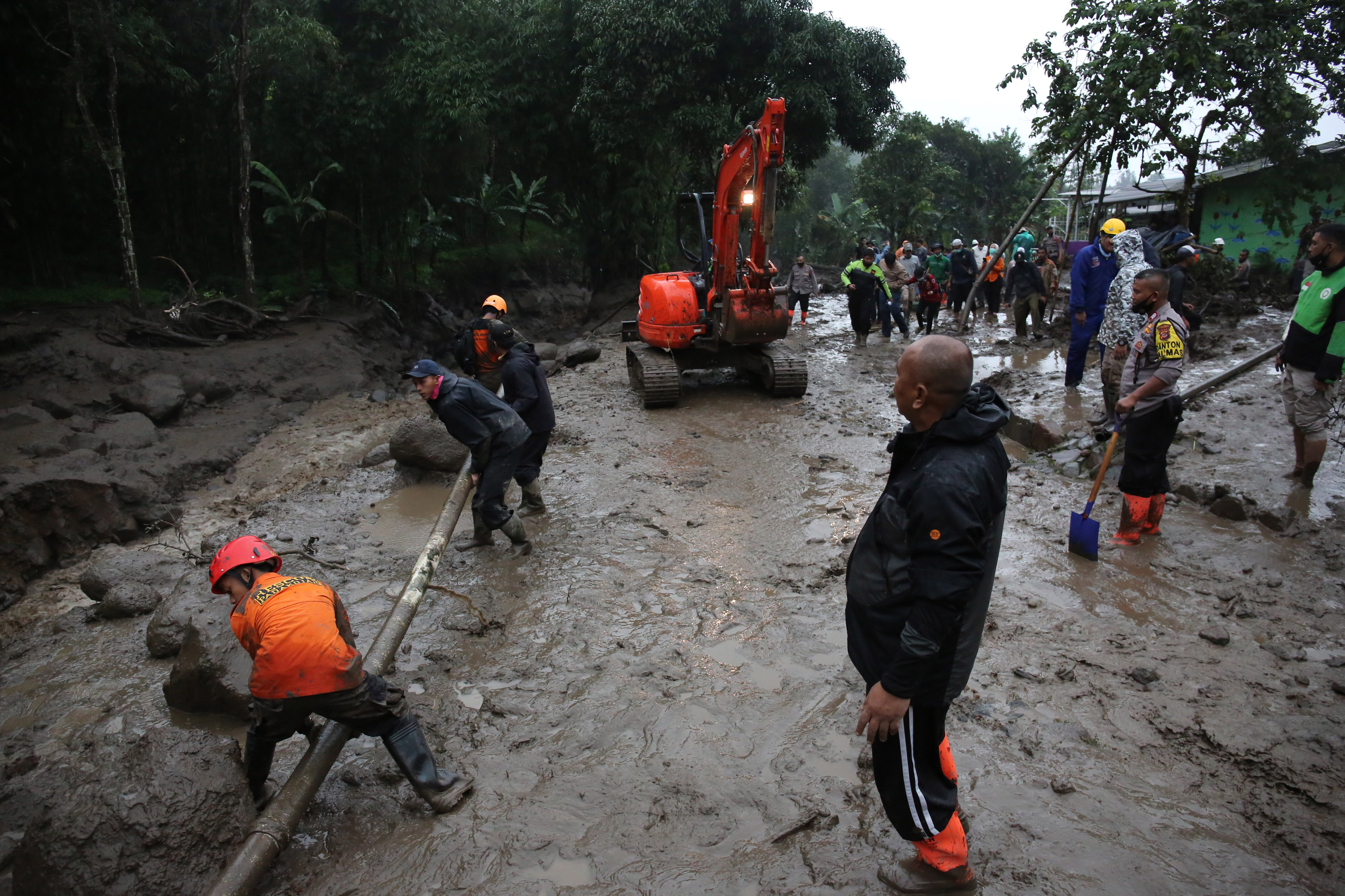Eskavator memindahkan batu untuk membuka jalan aliran air pascabanjir bandang di Kampung Gunung Mas, Tugu Selatan, Cisarua, Kabupaten Bogor.