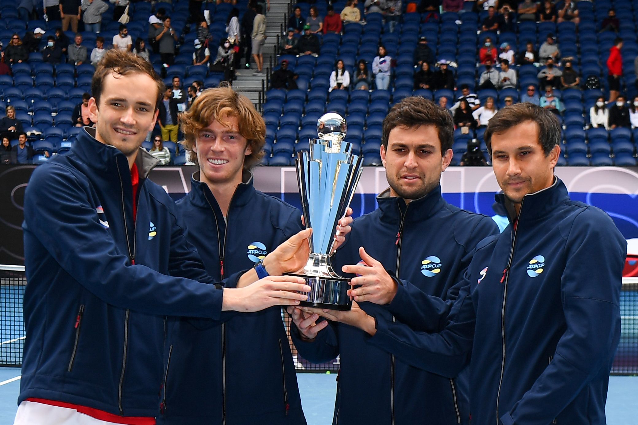 Tim Rusia berpose dengan trofi Piala ATP usai menjadi juara dengan mengalahkan Italia, Minggu (7/2).