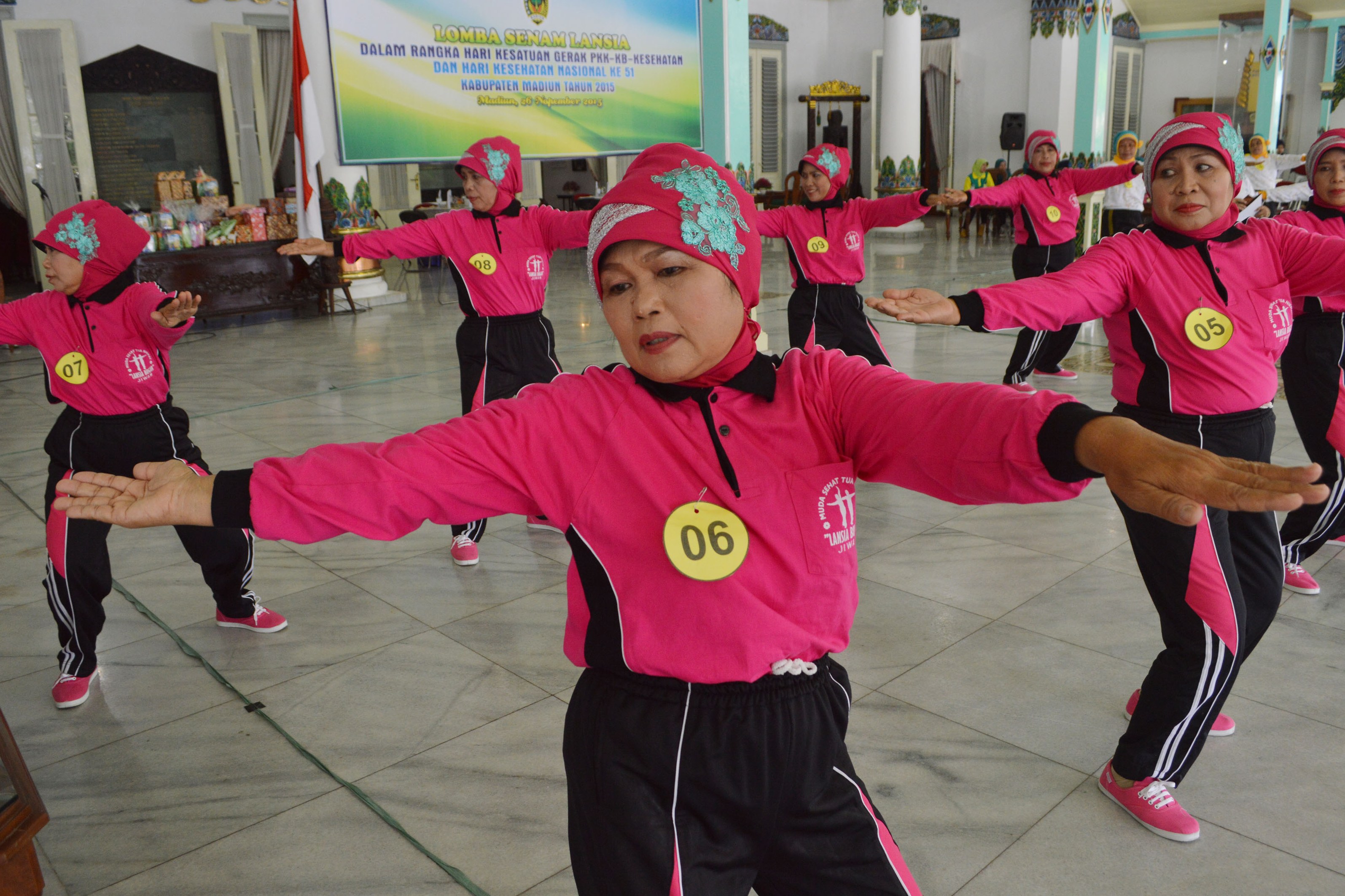 Sejumlah orang lanjut usia (lansia) mengikuti lomba senam lansia di Pendapa Muda Graha, Kabupaten Madiun, Jawa Timur, beberapa waktu lalu.