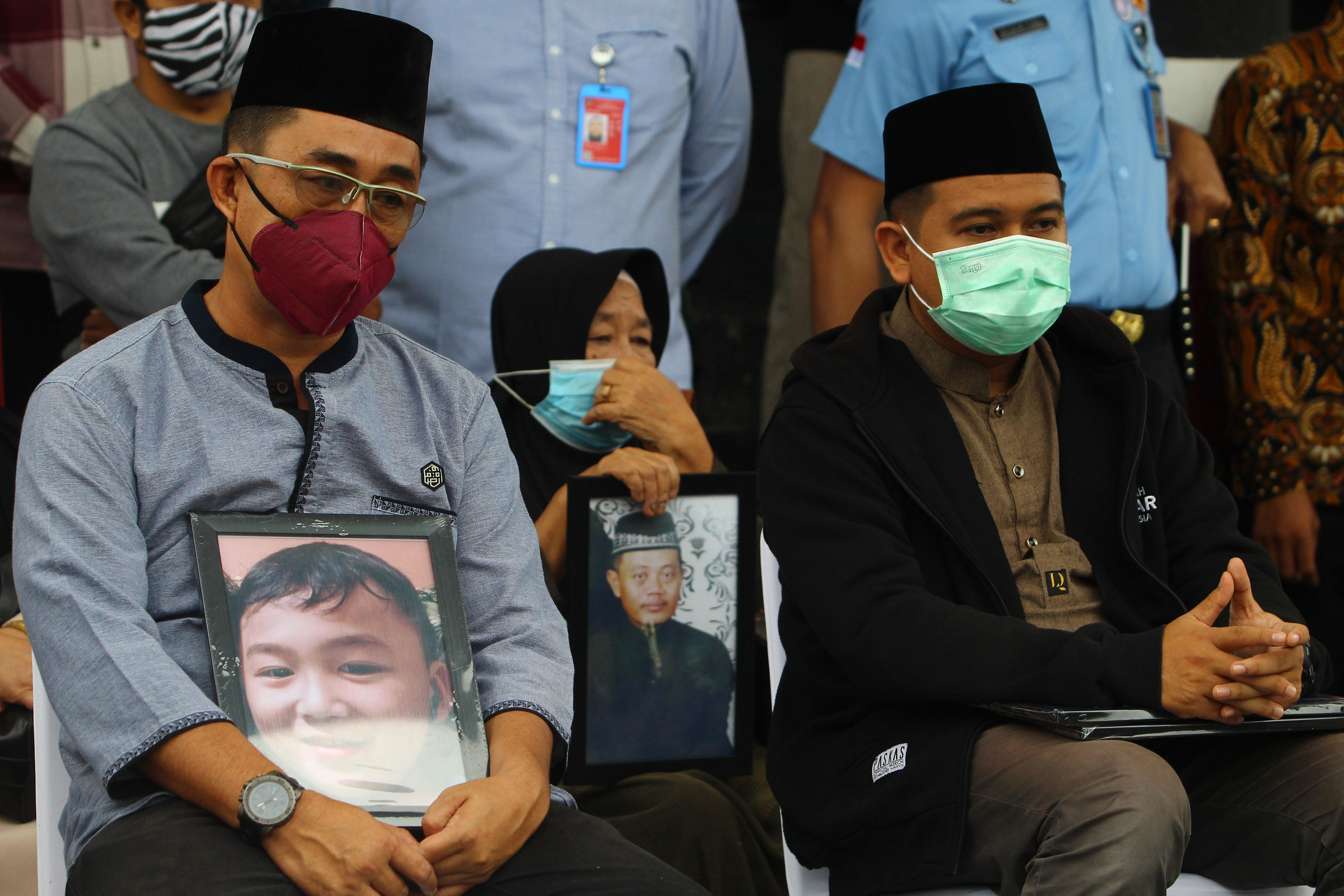 Anggota keluarga dari korban kecelakaan pesawat Sriwijaya Air mengikuti proses penyerahan jenazah, di Bandara Supadio, Kabupaten Kubu Raya.