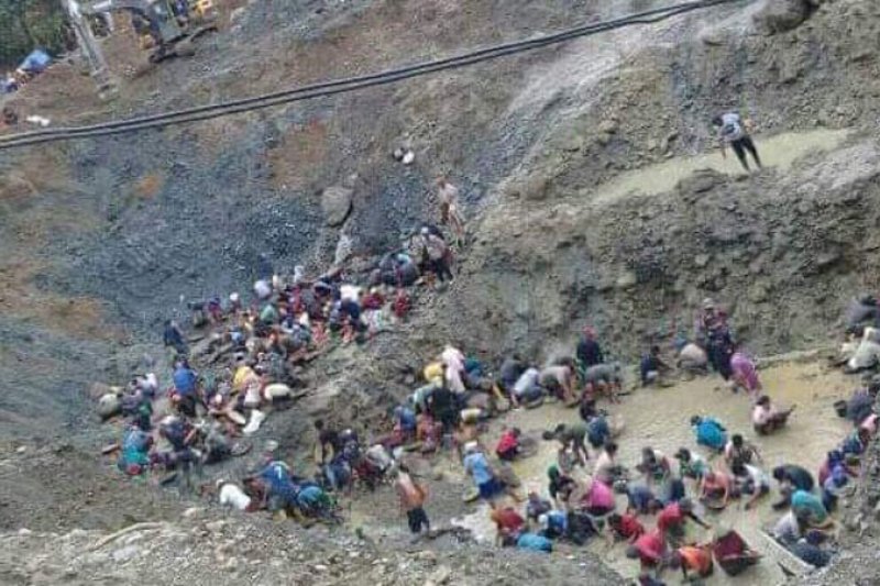 Aktivitas penambang emas tanpa izin di Desa Burangan, Kecamatan Ampibabo, Kabupaten Parigi Moutong, Sulteng, sebelum peristiwa longsor