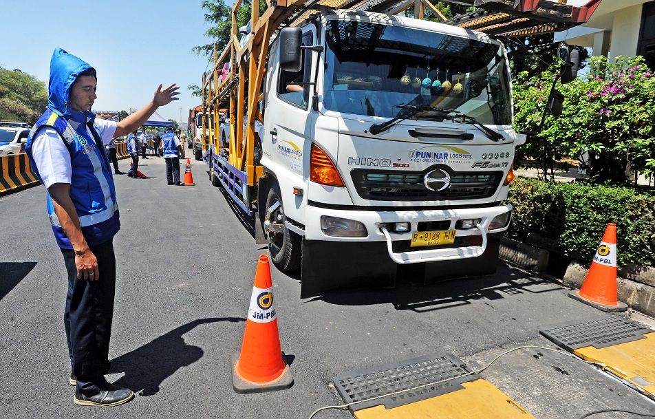 Truk dengan muatan berlebihan atau ODOL (over dimension and over loading) diperiksa petugas.