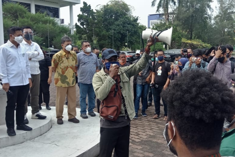 Rektor USU Muryanto Amin (kiri) hadir menemui para mahasiswa asal Papua yang berdemonstrasi terkait cuitan Prof Yusuf L Henuk, Selasa (2/2).
