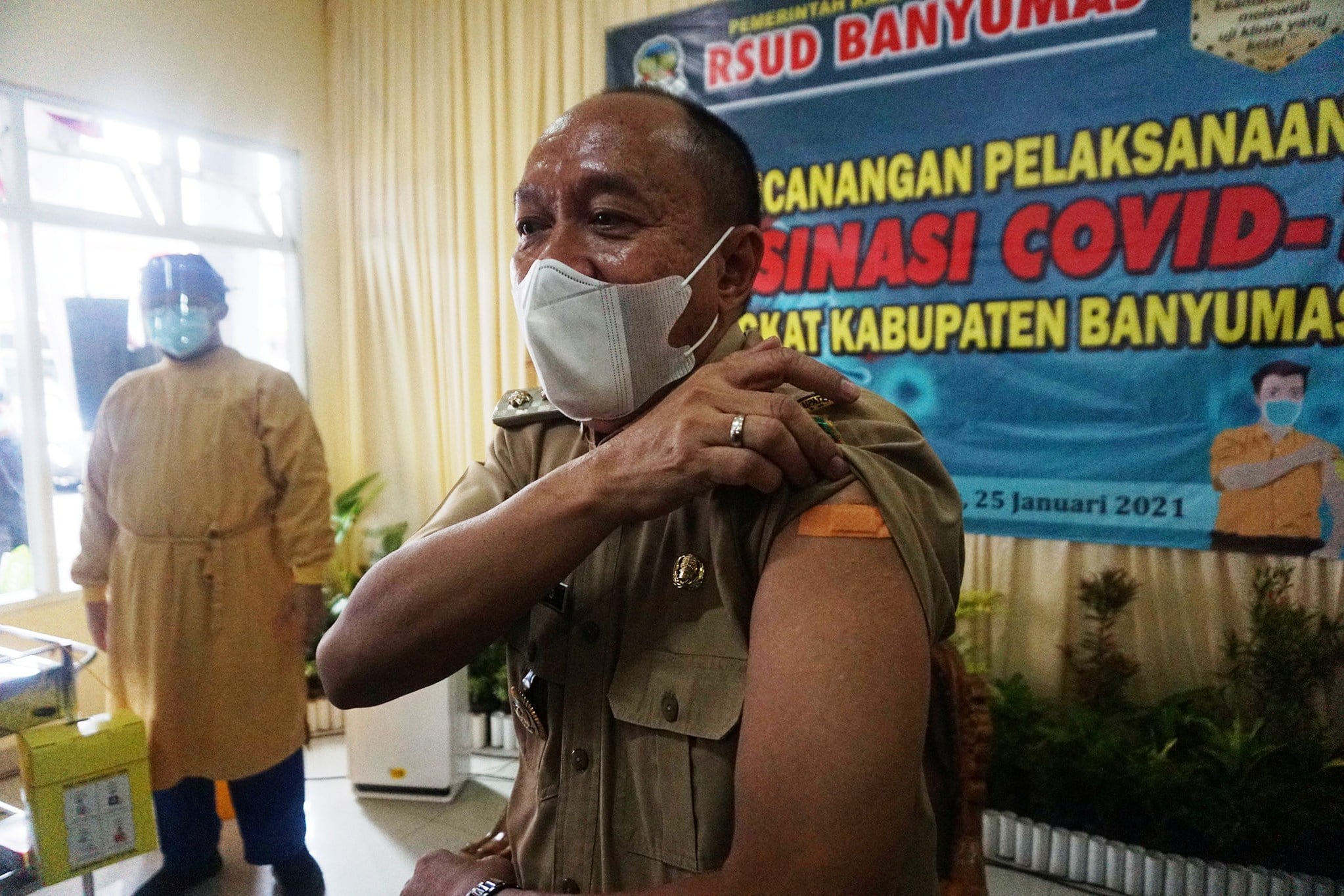 Petugas kesehatan menyuntikkan vaksin kepada Wakil Bupati Banyumas Sadewo Tri Lastiono pada pencanangan vaksinasi di Banyumas, Jateng.