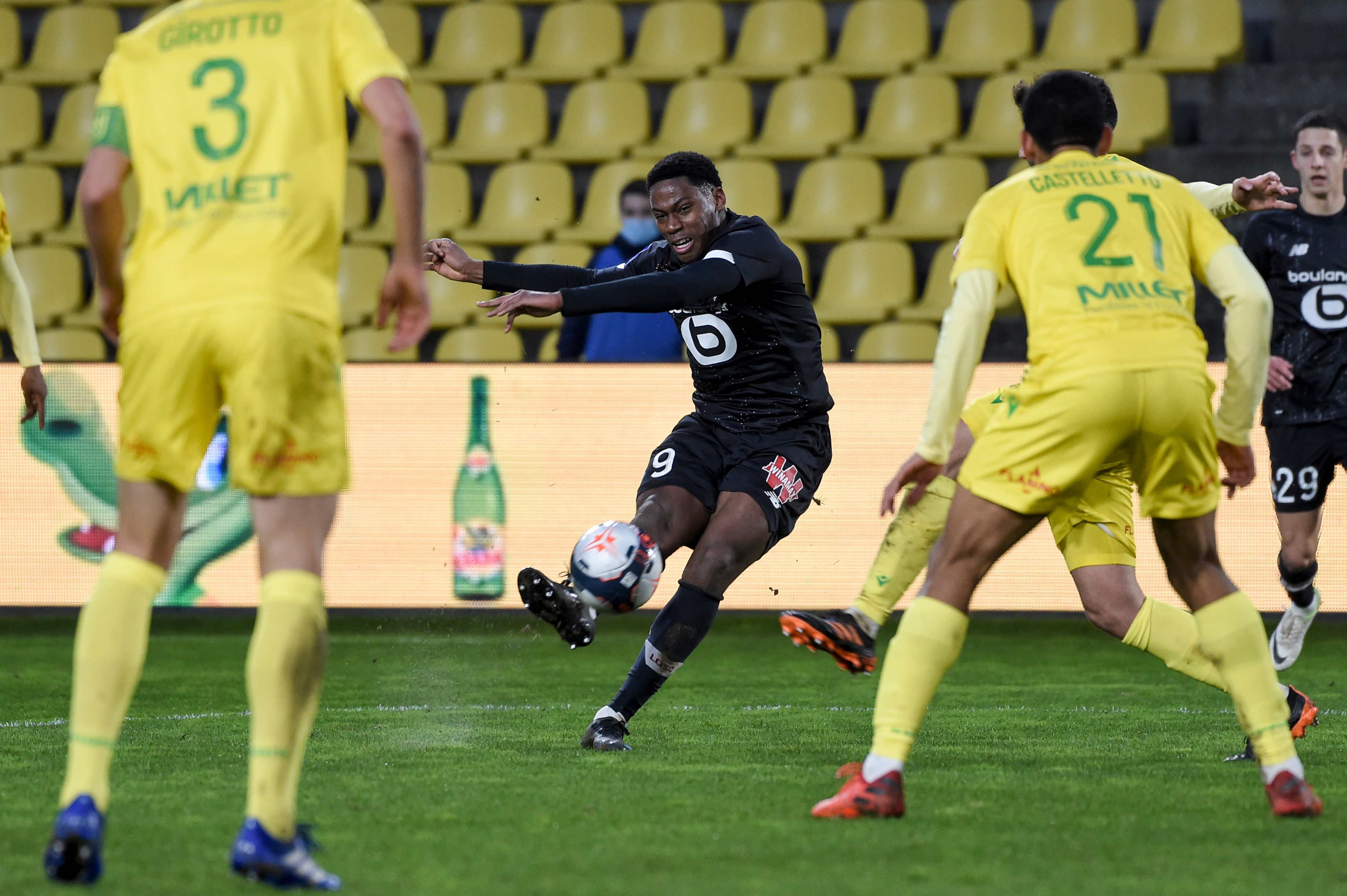 Pemain Lille Jonathan David menendang bola