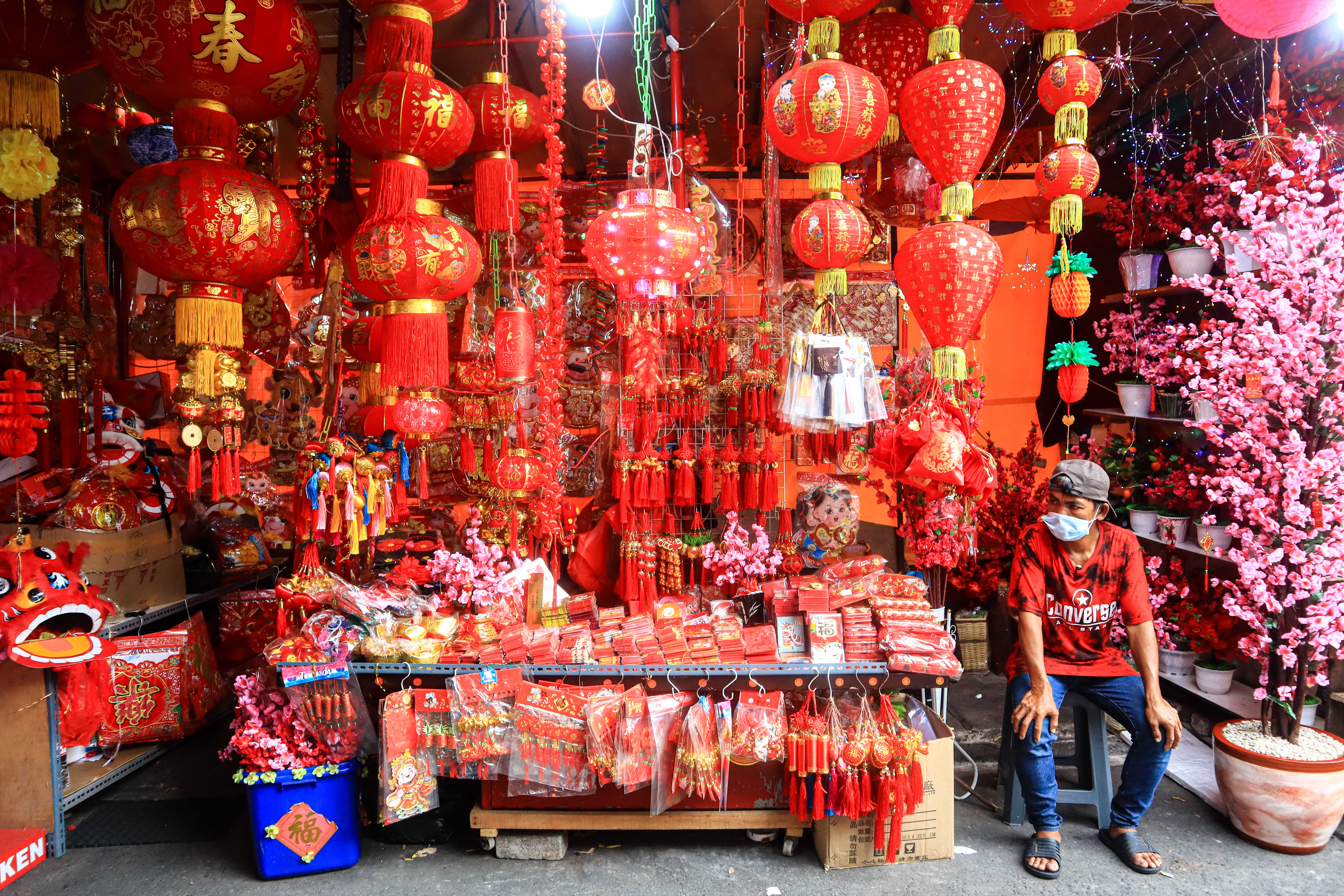 Penjual menunggu pembeli pernak-pernik Imlek yang dijual di kawasan Pasar Petak Sembilan, Glodok, Jakarta.