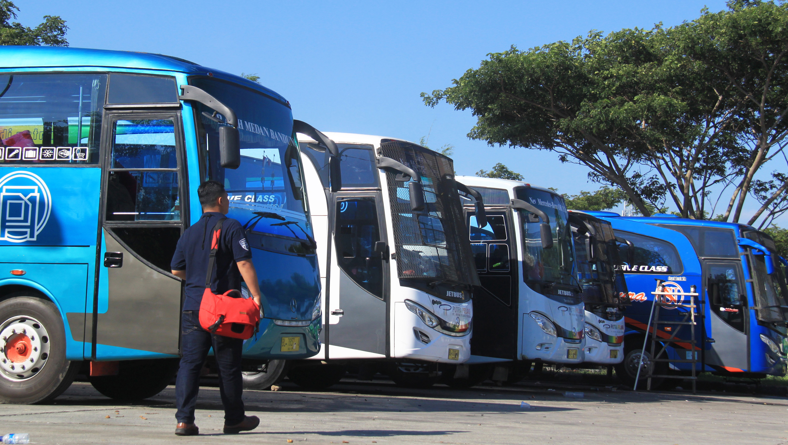 Bus-bus antarkota antarprovinsi Banda Aceh-Medan.